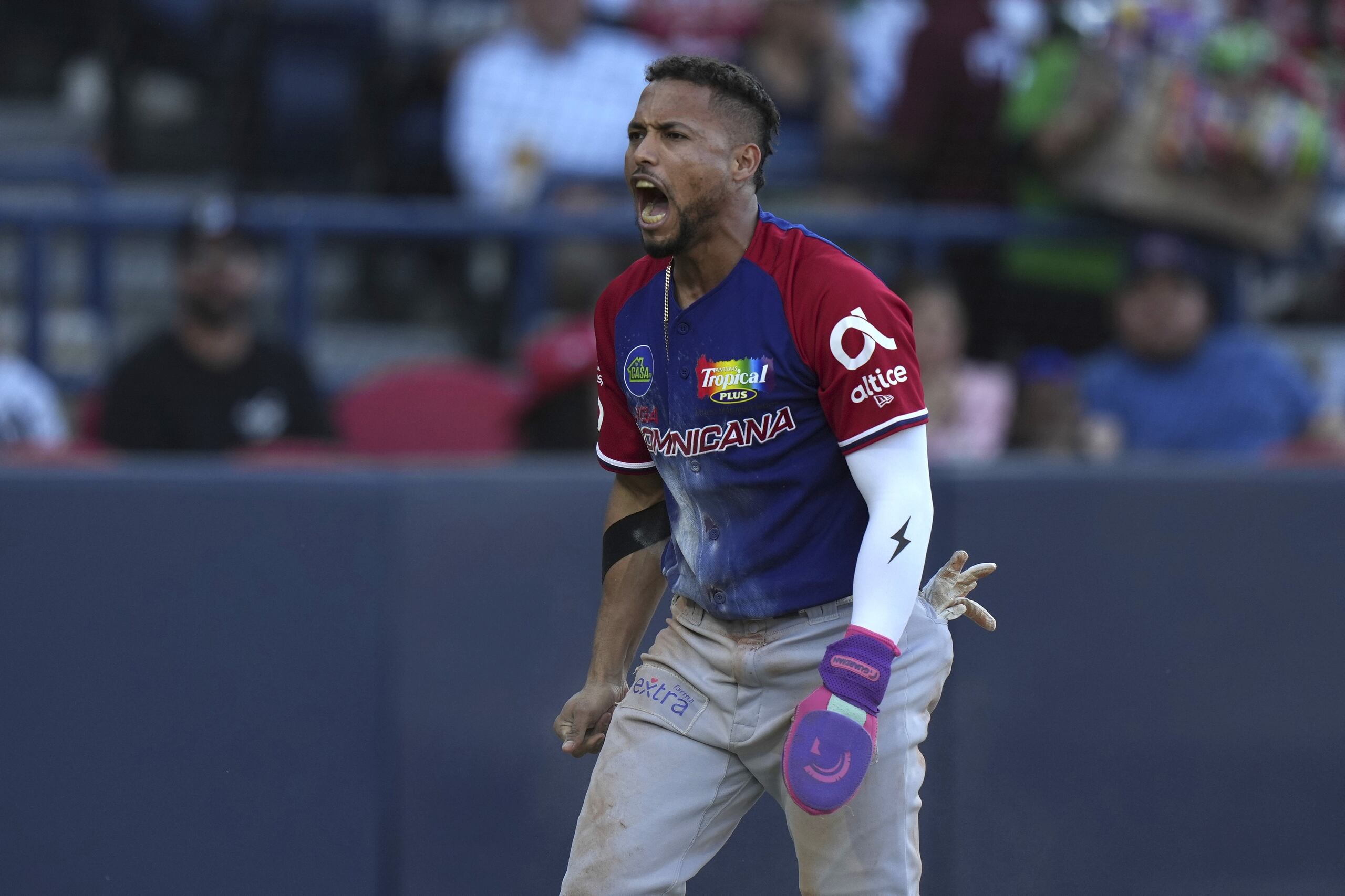 Gustavo Núñez, de República Dominicana, celebra luego de anotar ante Venezuela, en la semifinal de la Serie del Caribe disputada el miércoles 5 de febrero de 2025