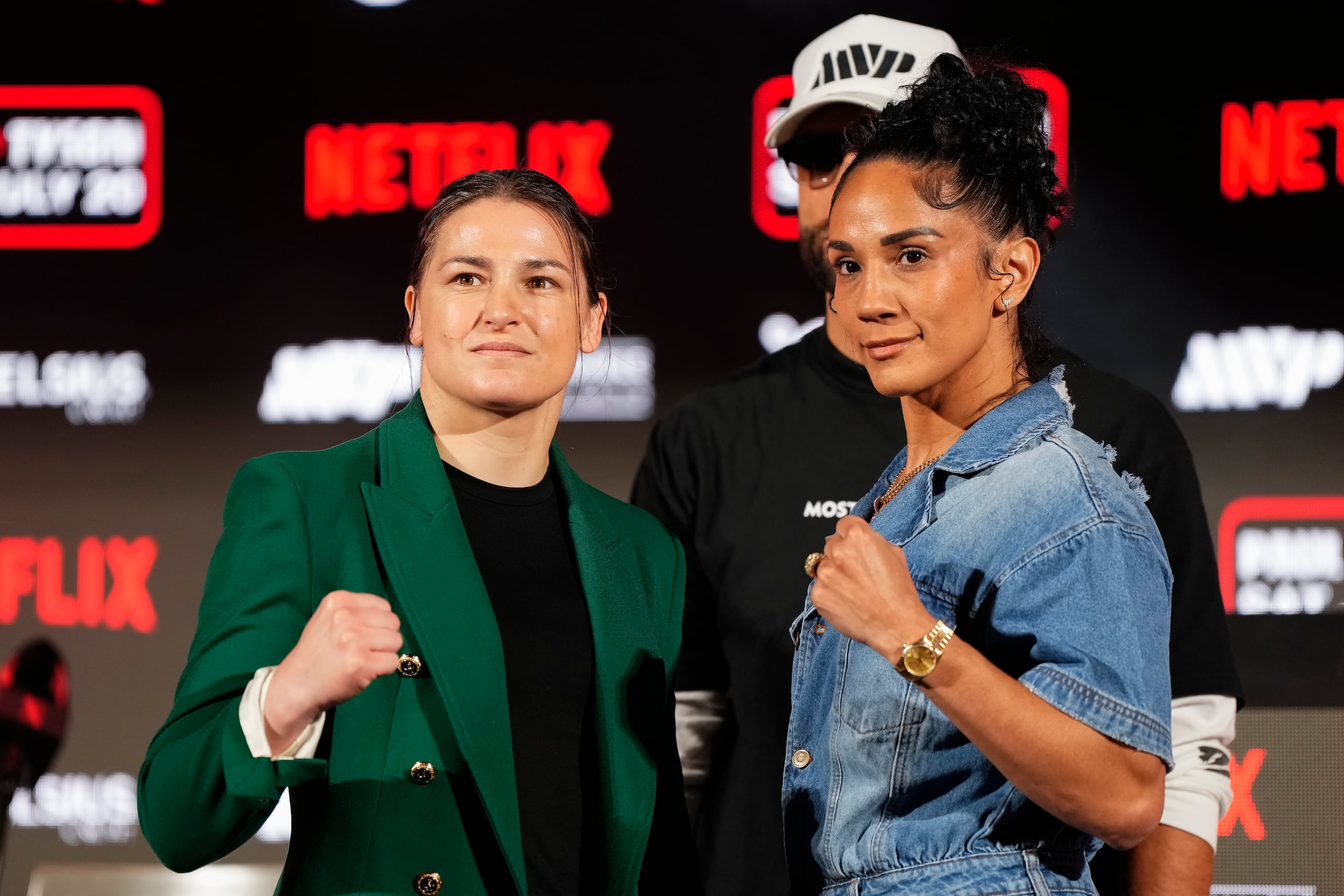 La irlandesa Katie Taylor en la izquierda y en la derecha, la puertorriqueña Amanda Serrano.