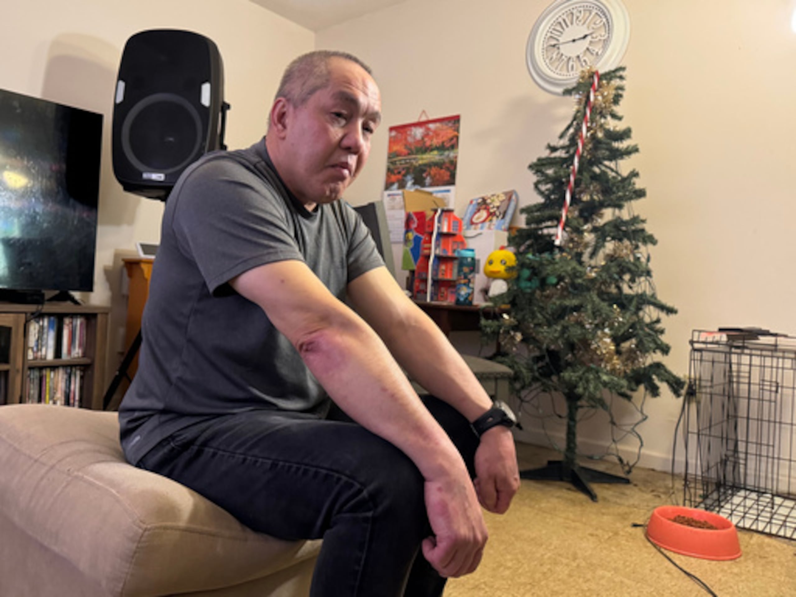 ARCHIVO - Chongly "Scott" Thao, ciudadano estadounidense, posa para una foto en su casa el 19 de enero de 2026, en St. Paul, Minnesota, un día después de que agentes federales forzaran la puerta y lo detuvieran sin orden judicial. (AP Photo/Jack Brook, archivo)