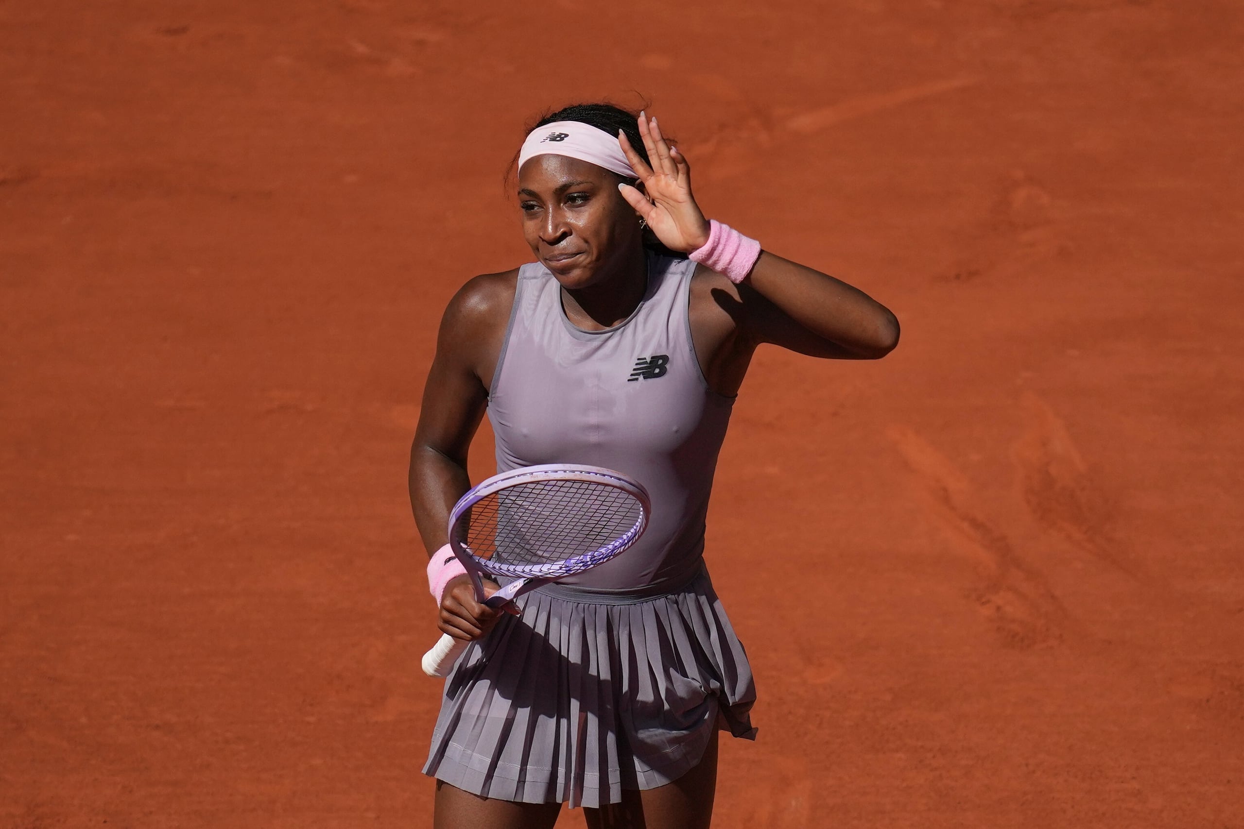 La estadounidense Coco Gauff celebra su victoria sobre su compatriota Taylor Townsend en el Abierto de Francia.