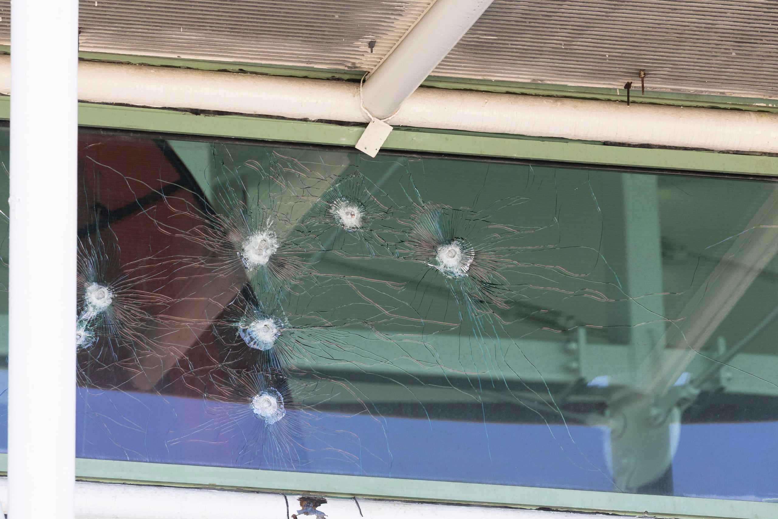 Impactos de bala en los cristales del Choliseo este viernes, 3 de octubre de 2025, en Hato Rey.