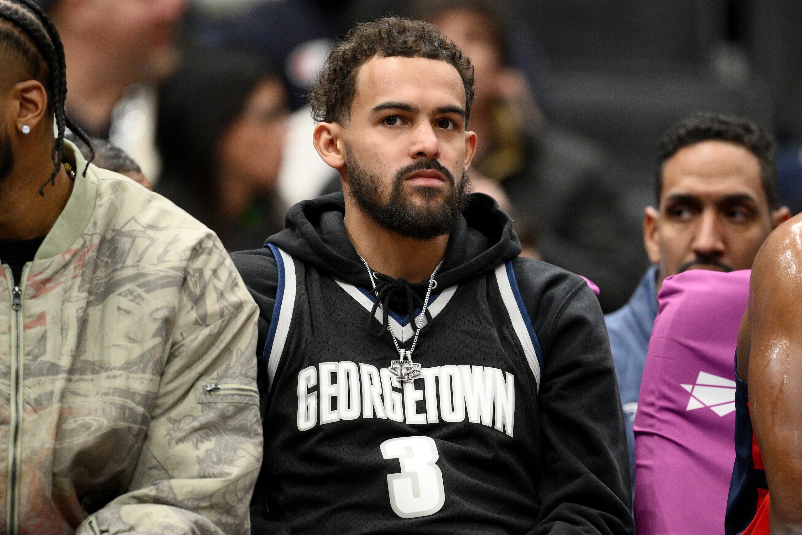 Trae Young, centro, de los Wizards de Washington.