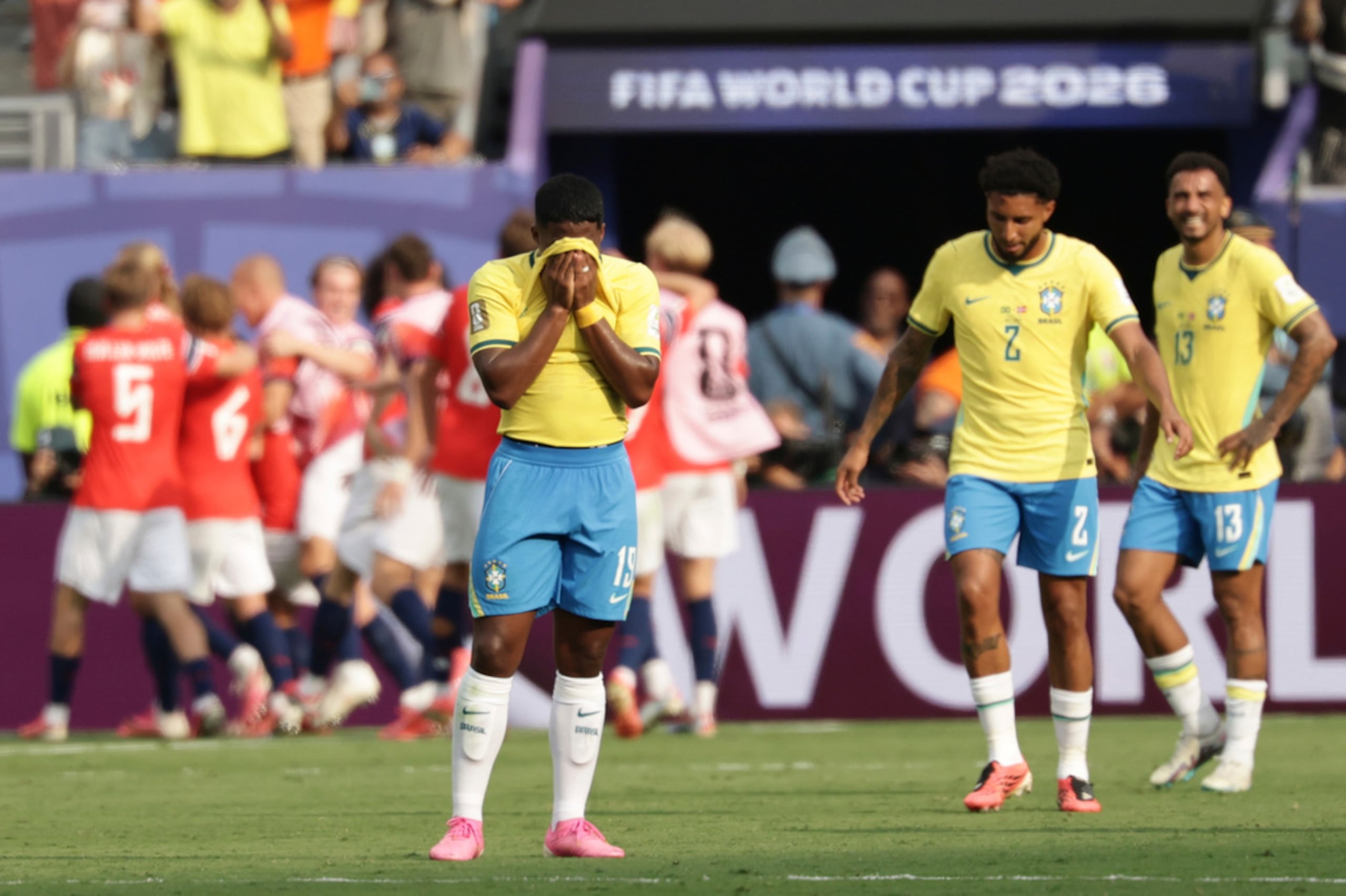 Endrick (19) de Brasil reacciona después de que Erling Haaland (9) de Noruega anotara el segundo gol de su equipo durante el partido de octavos de final de la Copa Mundial entre Brasil y Noruega en East Rutherford, Nueva Jersey, cerca de Nueva York, el domingo 5 de julio de 2026. (Foto AP/Adam Hunger)
