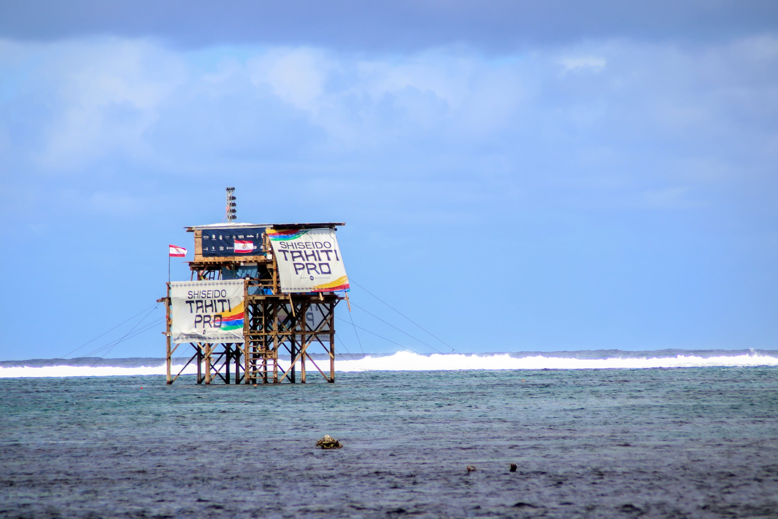 La torre de jueces aparece durante la competencia de surf Tahiti Pro, un evento de prueba para los Juegos Olímpicos de París 2024, en la playa de Teahupo'o, Polinesia Francesa en el Océano Pacífico, el viernes 11 de agosto de 2023. Los organizadores de los Juegos de París dijeron el miércoles 20 de diciembre de 2023 que continuarán las obras de construcción de una nueva torre para jueces y cámaras de TV en la sede del surf en Tahití, a pesar de que el organismo rector del deporte retiró su apoyo al controvertido proyecto.