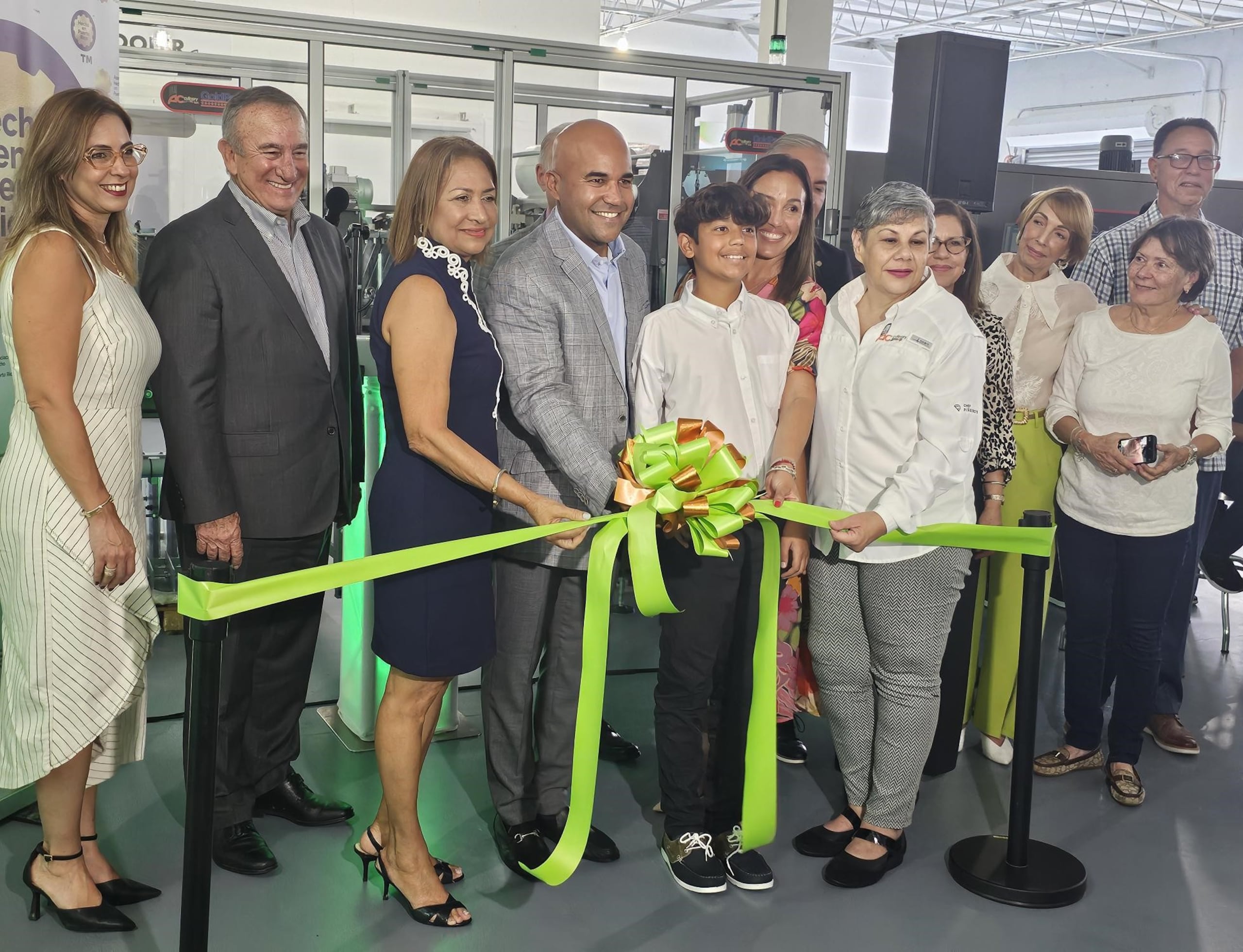 Chef Piñeiro inaugura nueva fábrica en Bayamón.