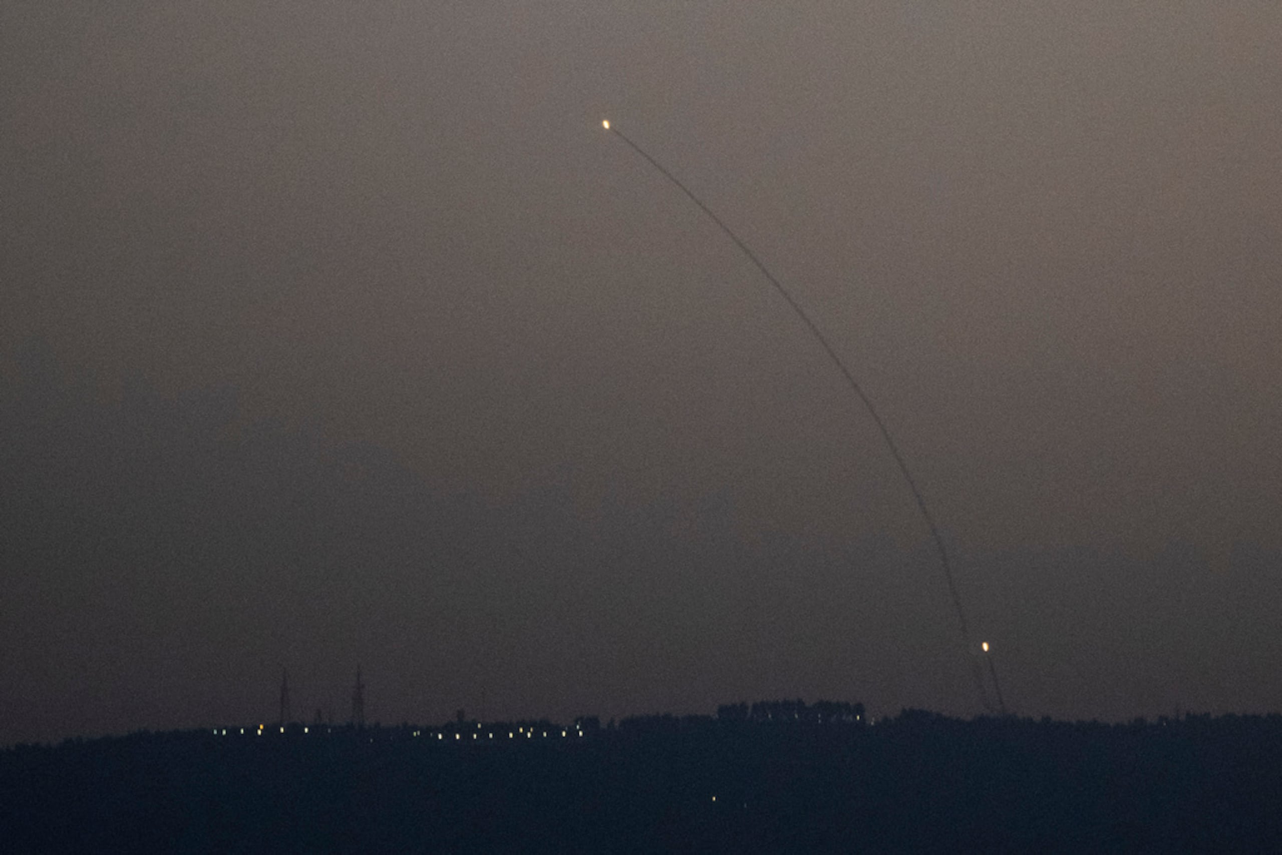 El sistema de defensa aérea Cúpula de Hierro de Israel dispara para interceptar cohetes lanzados desde Líbano, en el norte de Israel, el 14 de octubre de 2024.