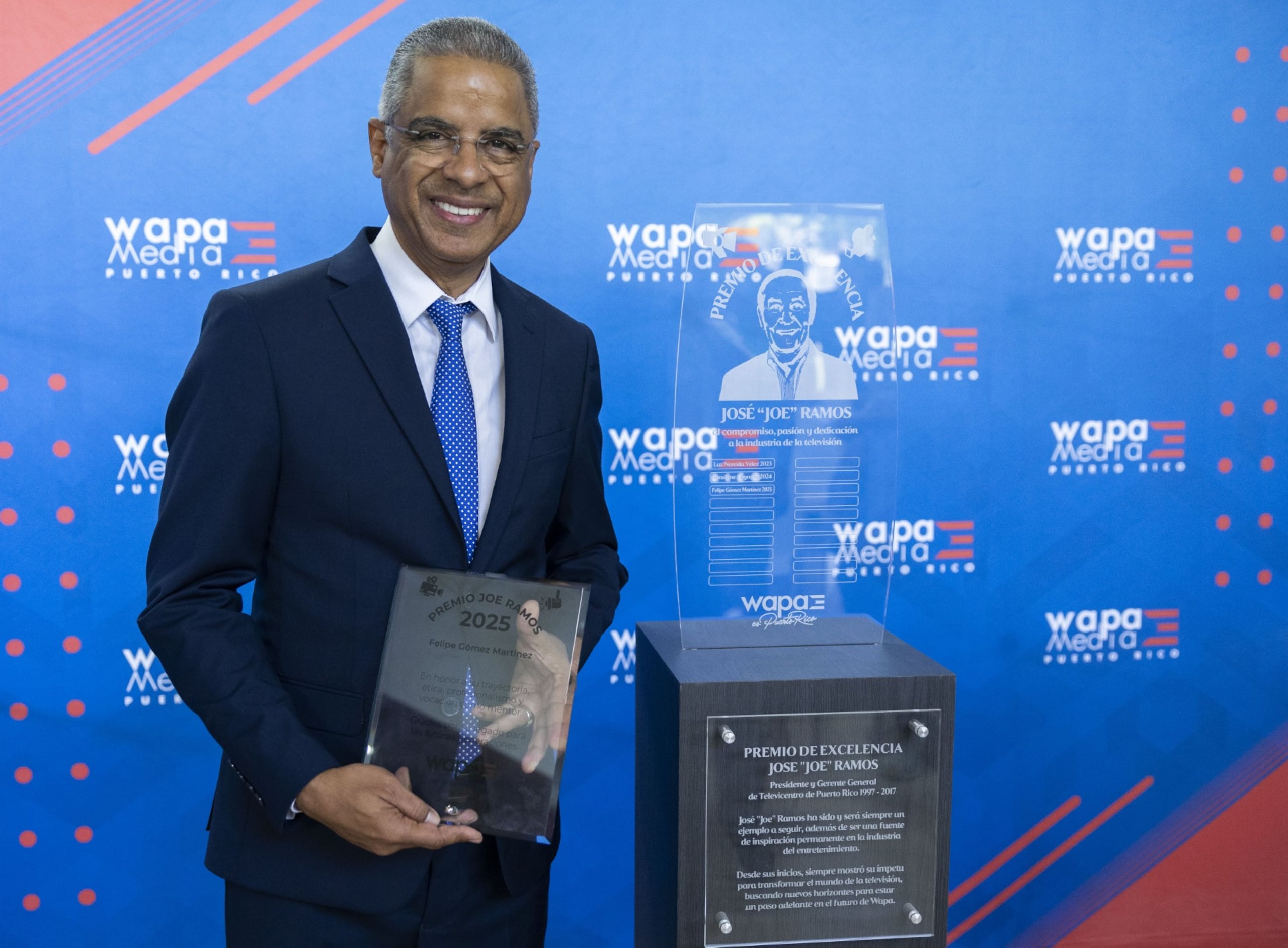 Felipe Gómez Martínez con el Premio a la Excelencia Joe Ramos