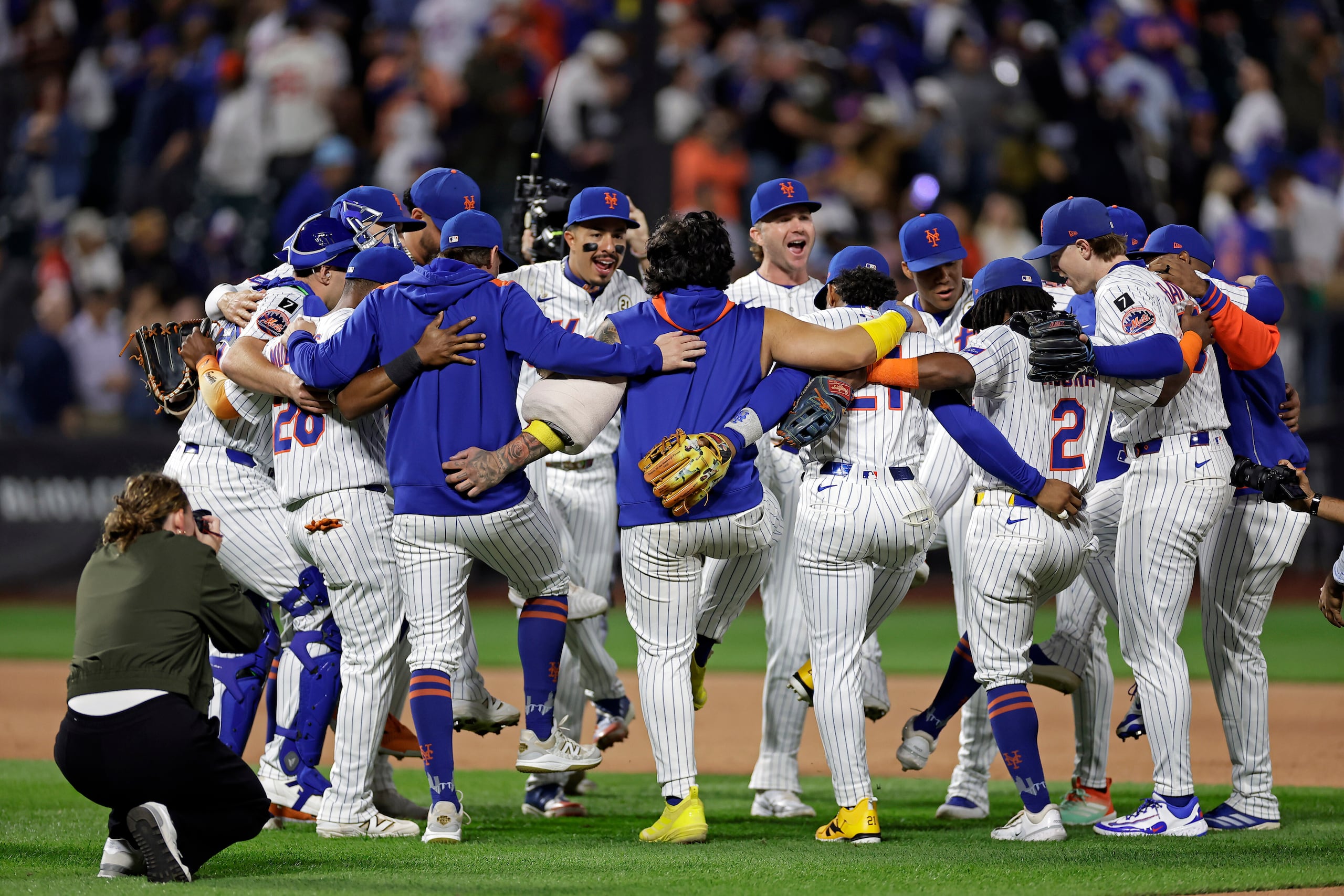 Los Mets de Nueva York celebran tras derrotar a los Padres de San Diego en el juego del martes 16 de septiembre de 2025 (AP Foto/Adam Hunger)