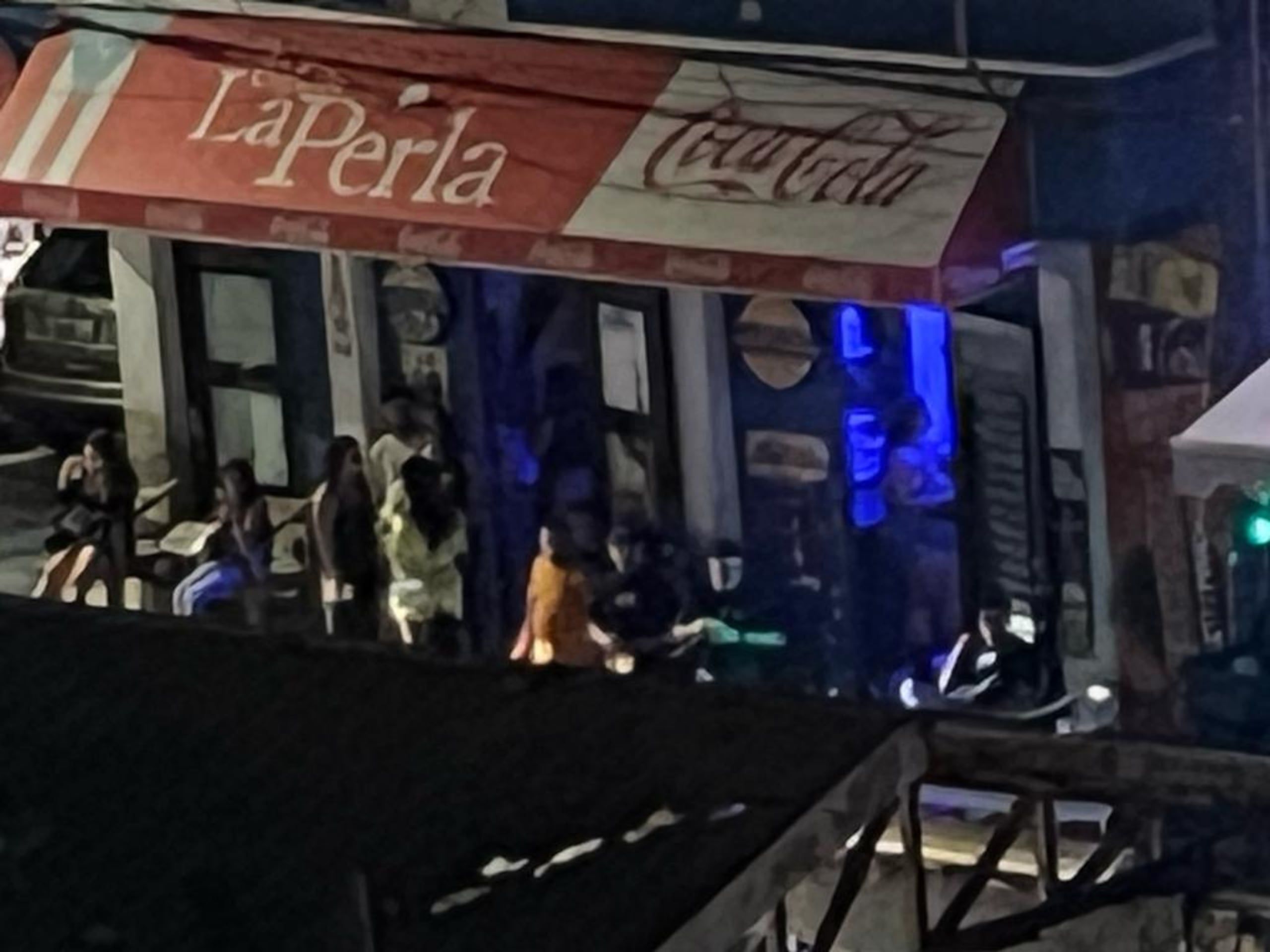 La Policía Municipal de San Juan intervino con cuatro negocios de la Barriada La Perla, del Viejo San Juan, por violación a ordenanzas municipales.