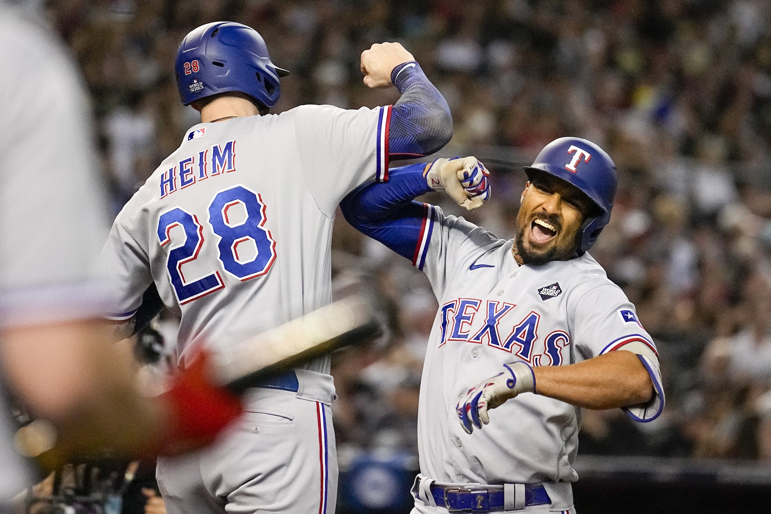 Marcus Semien, de los Rangers de Texas, celebra su jonrón de tres carreras en la tercera entrada con su compañero Jonah Heim.