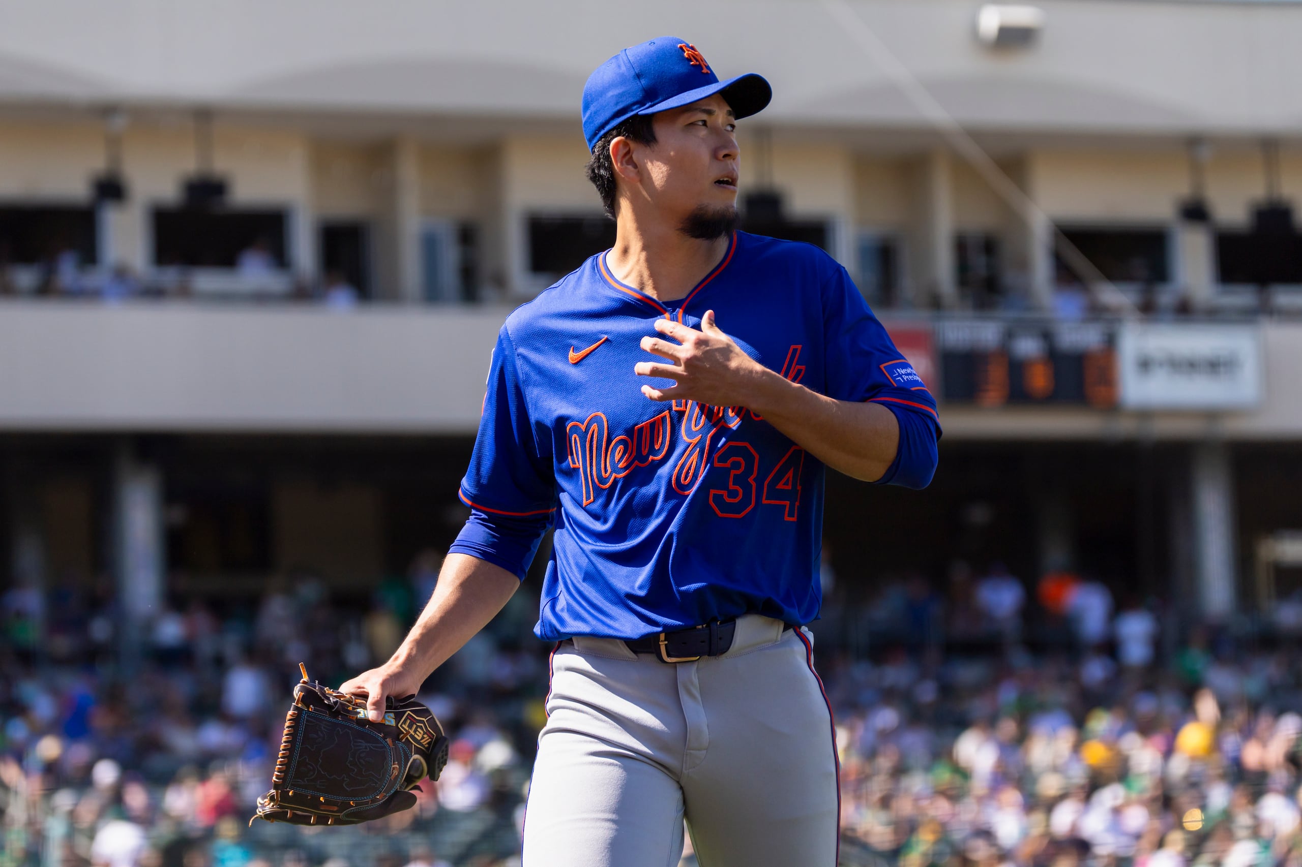 El lanzador de los Mets de Nueva York, Kodai Senga (34), camina hacia el dugout durante la séptima entrada.