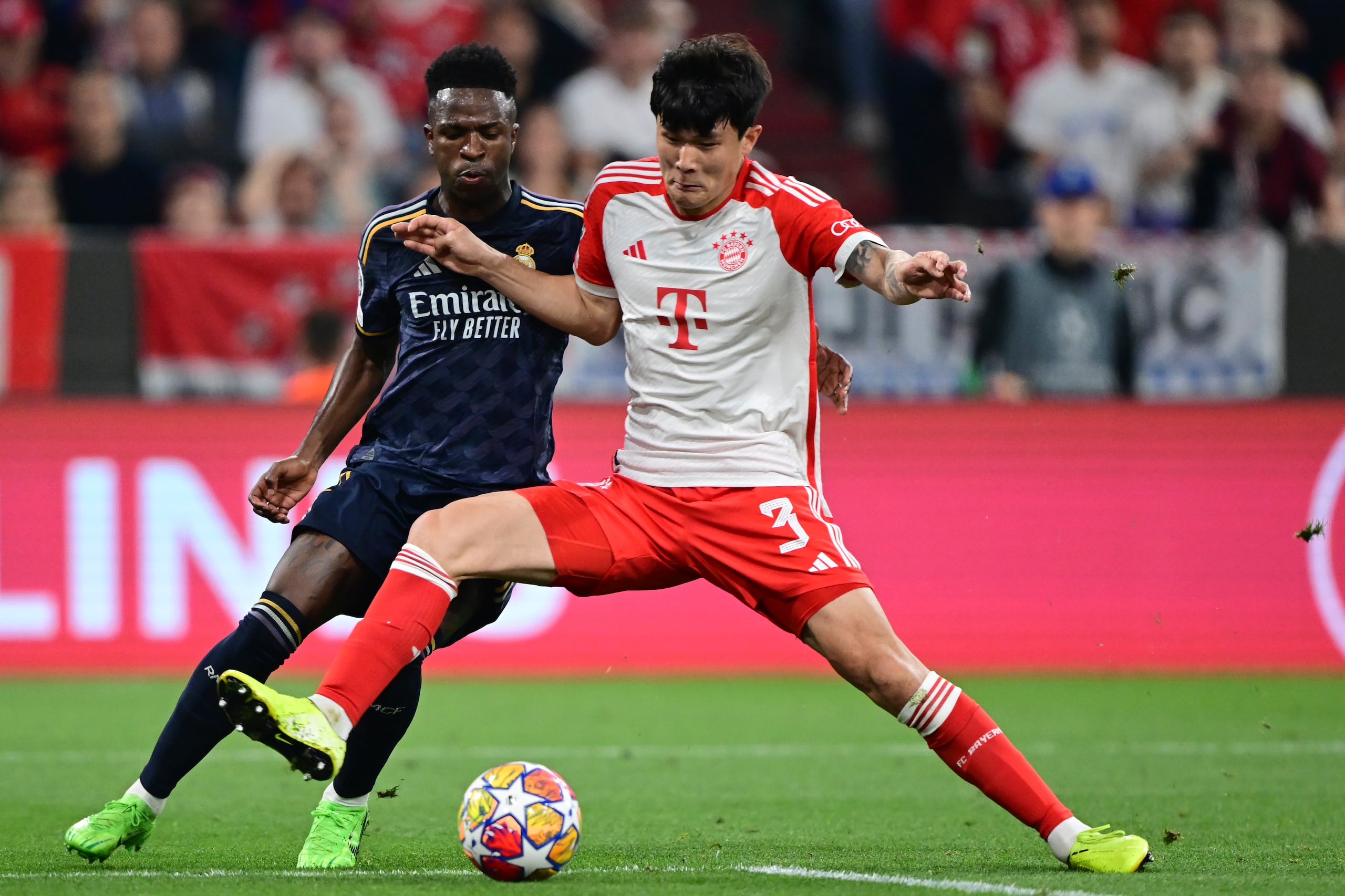 Kim Min-Jae del Bayern de Múnich (derecha) disputa el balón ante el brasileño del Real Madrid Vinicius Junior durante el partido de ida de semifinales de Liga de Campeones en el Allianz Arena en Múnich, Alemania, el martes 30 de abril de 2024.