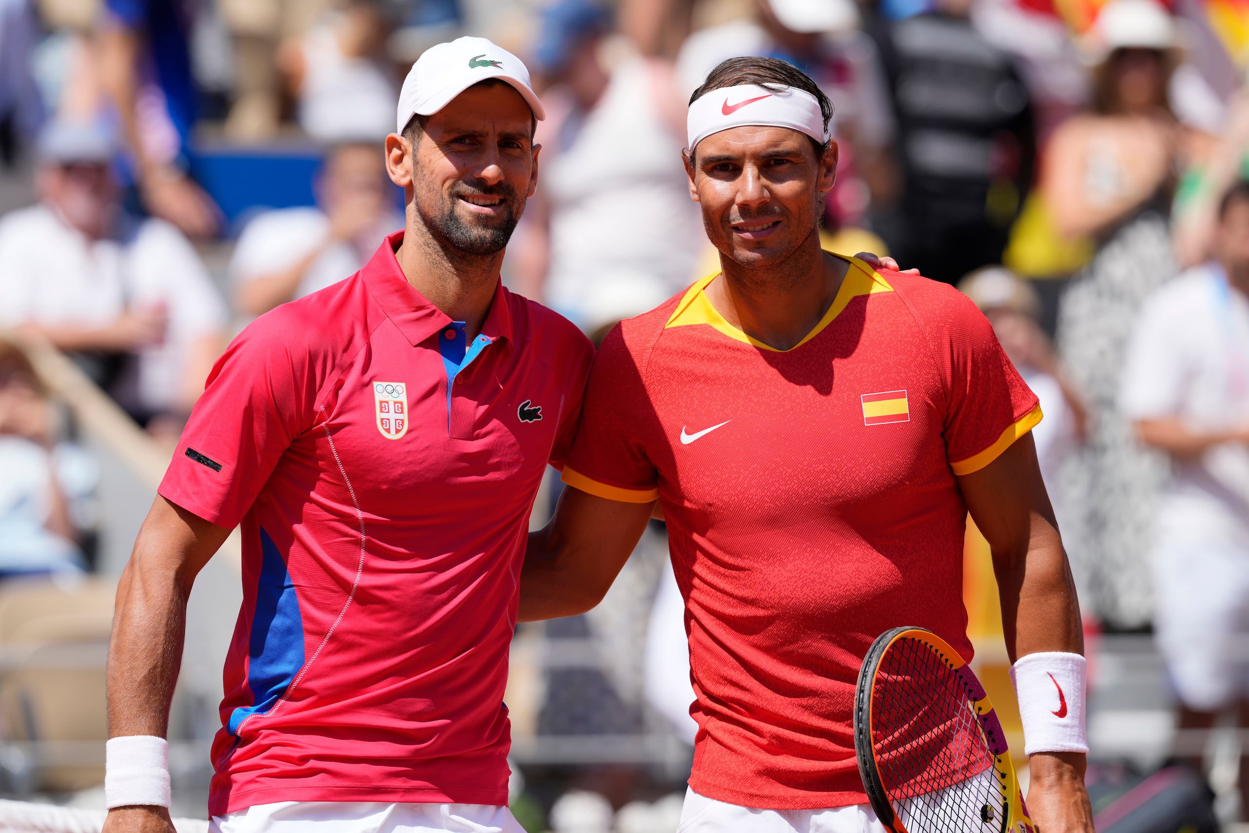 El español Rafael Nadal, a la derecha, y el serbio Novak Djokovicpose posan antes de enfrentarse en la segunda ronda del tenis de los Juegos Olímpicos en el estadio de Roland Garros. Los dos grandes del tenis se han enfrentado en 60 ocasiones en su carrera, un récord en la era abierta del tenis.