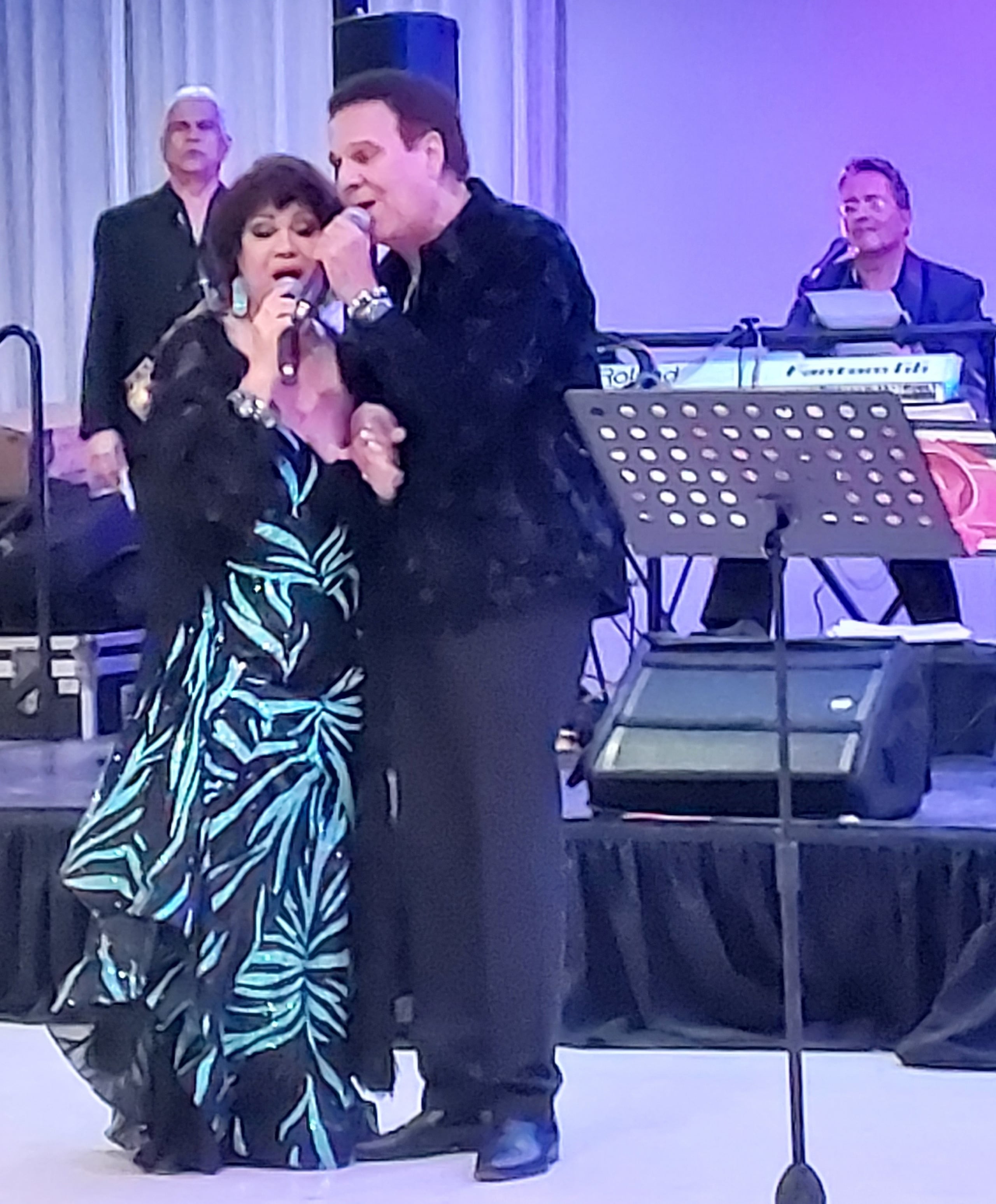 Durante la velada, la artista compartió el escenario con su esposo Javish Victoria.