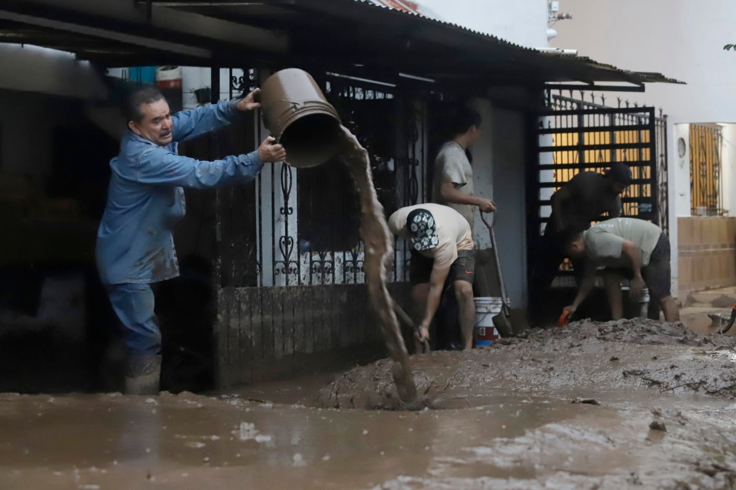 ACOMPAÑA CRÓNICA: MÉXICO LLUVIAS MEX5500. HUAUCHINANGO (MÉXICO), 12/10/2025.- Habitantes de las zonas afectadas por las fuertes lluvias retiran lodo de sus viviendas este domingo, en Huauchinango (México). Abigail Cruz García clama ayuda para encontrar a dos de sus familiares desaparecidos desde que el jueves pasado se deslavó un cerro y sepultó viviendas enteras a causa de las intensas precipitaciones, en el municipio mexicano de Huauchinango (estado de Puebla, centro), uno de los más afectados por las recientes lluvias en México. EFE/ Hilda Ríos