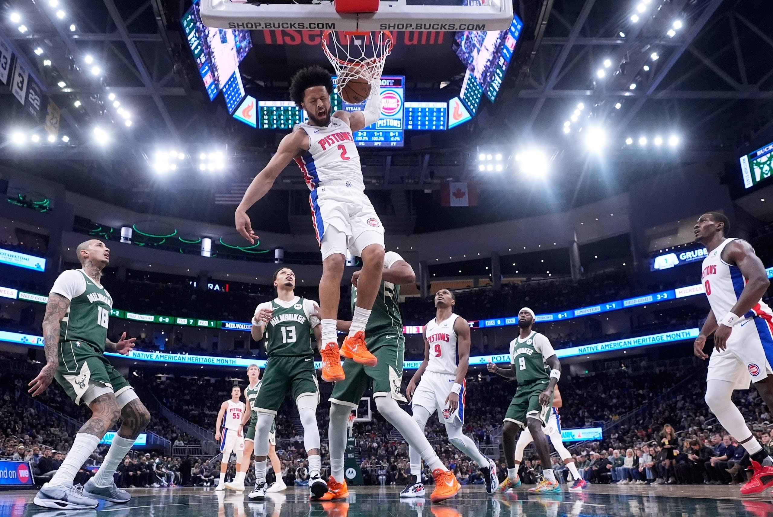 Cade Cunningham, de los Pistons de Detroit, encesta ante los Bucks de Milwaukee en la primera mitad del encuentro.