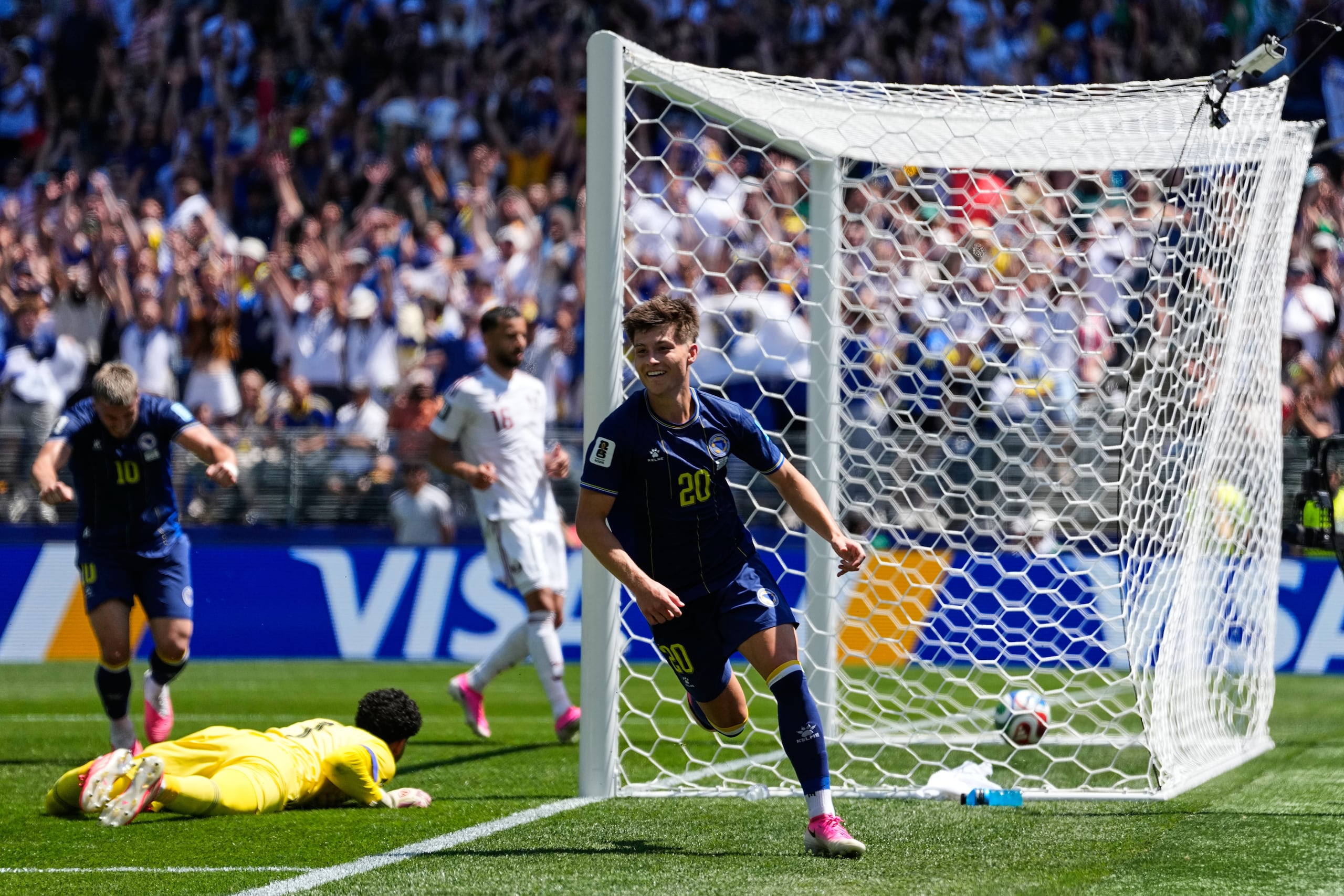 El bosnio Esmir Bajraktarevic, a la derecha, celebra después de que el catarí Sultan Albrake marcó un autogol.