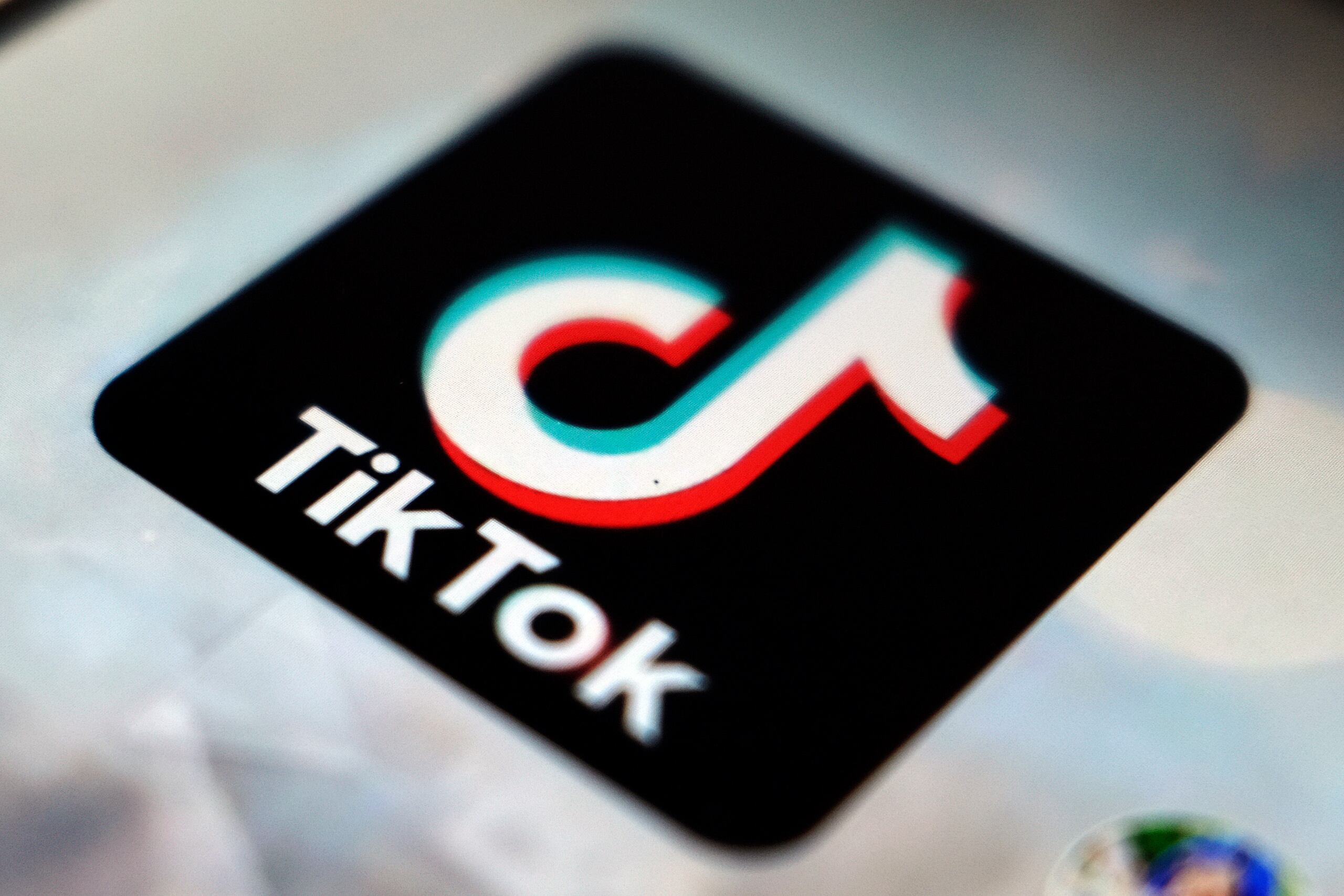 El logo de TikTok en Tokio.