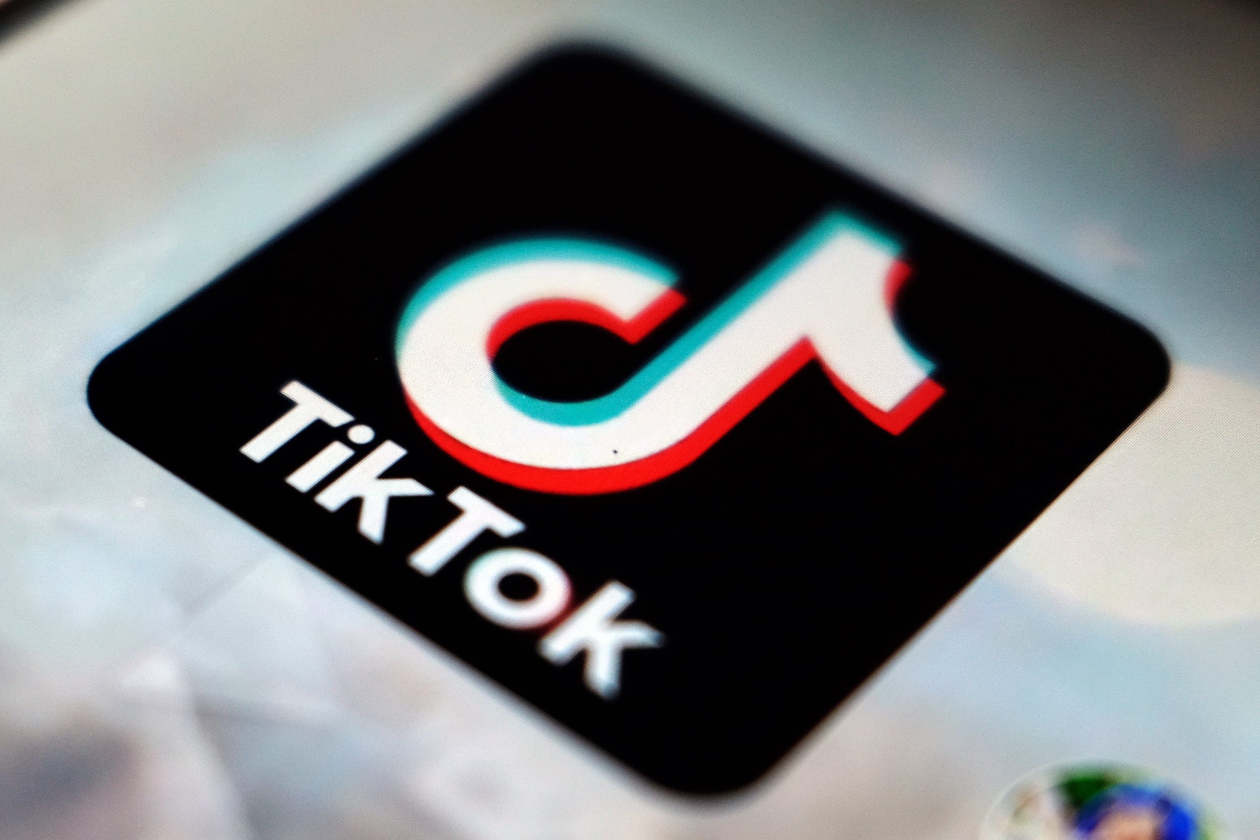 El logo de TikTok en Tokio.