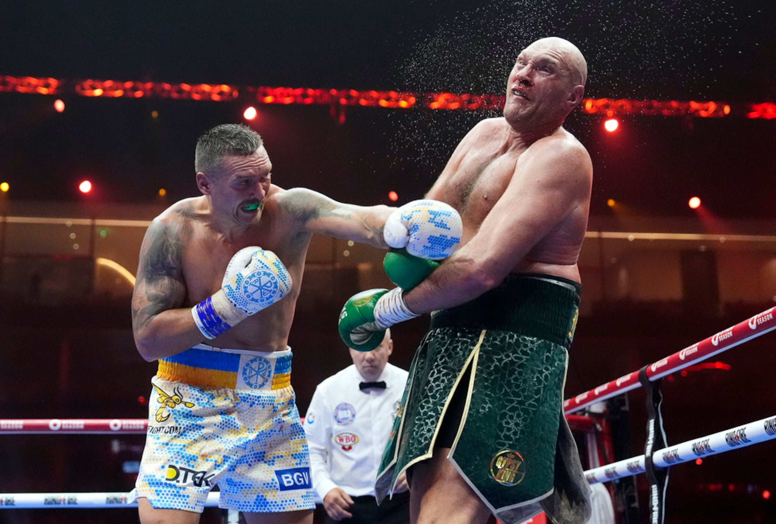 Tyson Fury (derecha) recibe un golpe de Oleksandr Usyk durante la pelea que tuvo como escenario el Kingdom Arena en Araba Saudí.