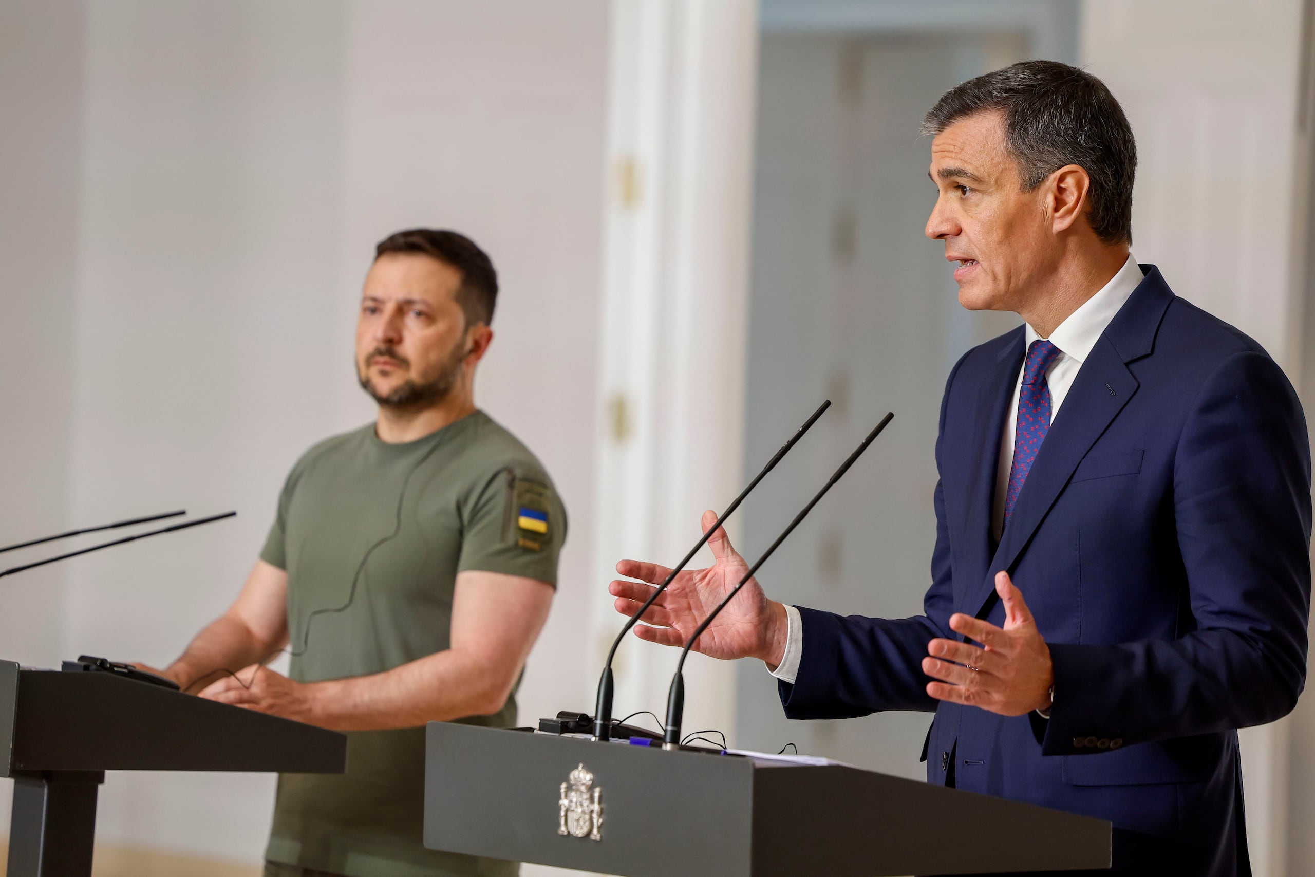El primer ministro español, Pedro Sánchez (derecha), y el presidente ucraniano, Volodimir Zelenski, se dirigen a una conferencia de prensa conjunta tras su reunión en el Palacio de La Moncloa, en Madrid, España, el 27 de mayo de 2024. EFE/Chema Moya