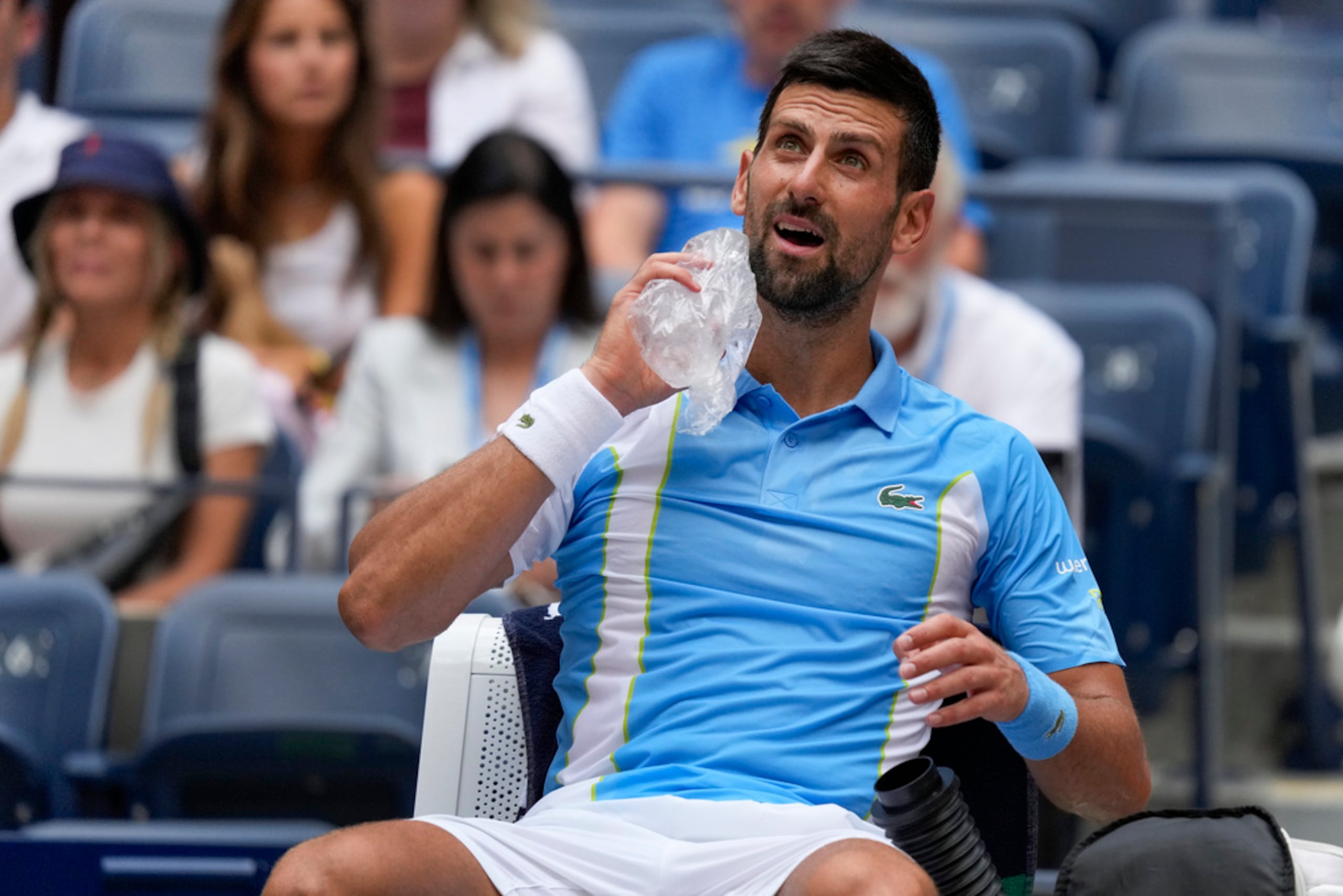 El serbio Novak Djokovic se refresca durante el partido contra el español Bernabé Zapata.