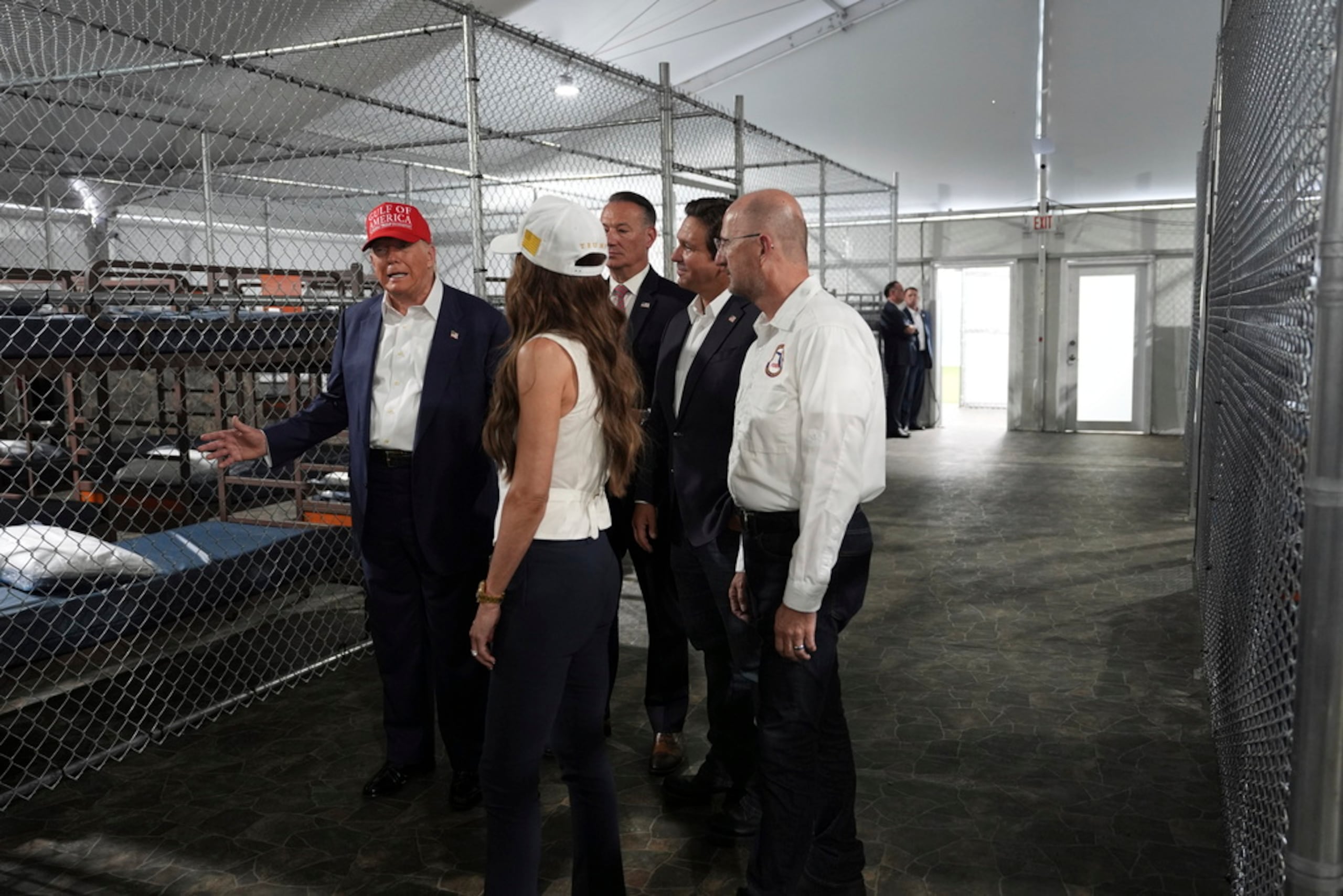 La población de la instalación disminuyera dentro de 60 días mediante la transferencia de los detenidos a otras instalaciones.