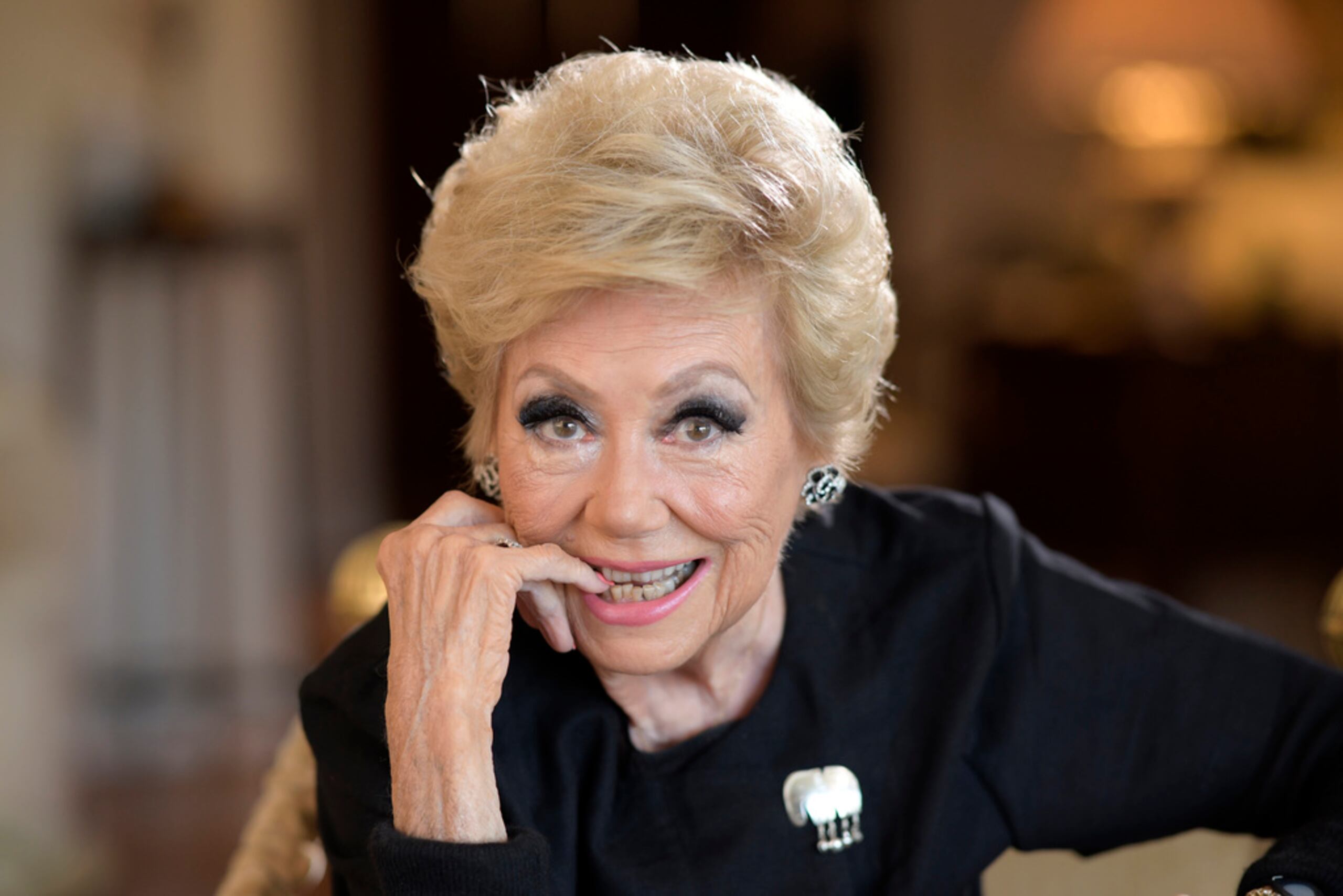 La actriz Mitzi Gaynor posa en su apartamento el 26 de mayo de 2021, en Beverly Hills, California.