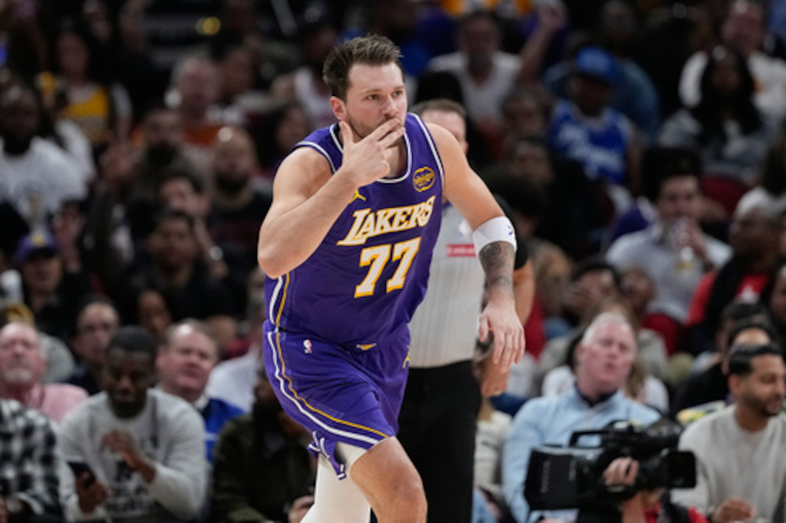 Luka Doncic, de los Lakers de Los Ángeles, celebra tras anotar una canasta de 3 puntos contra los Rockets de Houston durante la primera mitad de un partido de baloncesto de la NBA el miércoles 18 de marzo de 2026, en Houston. (AP Photo/David J. Phillip)