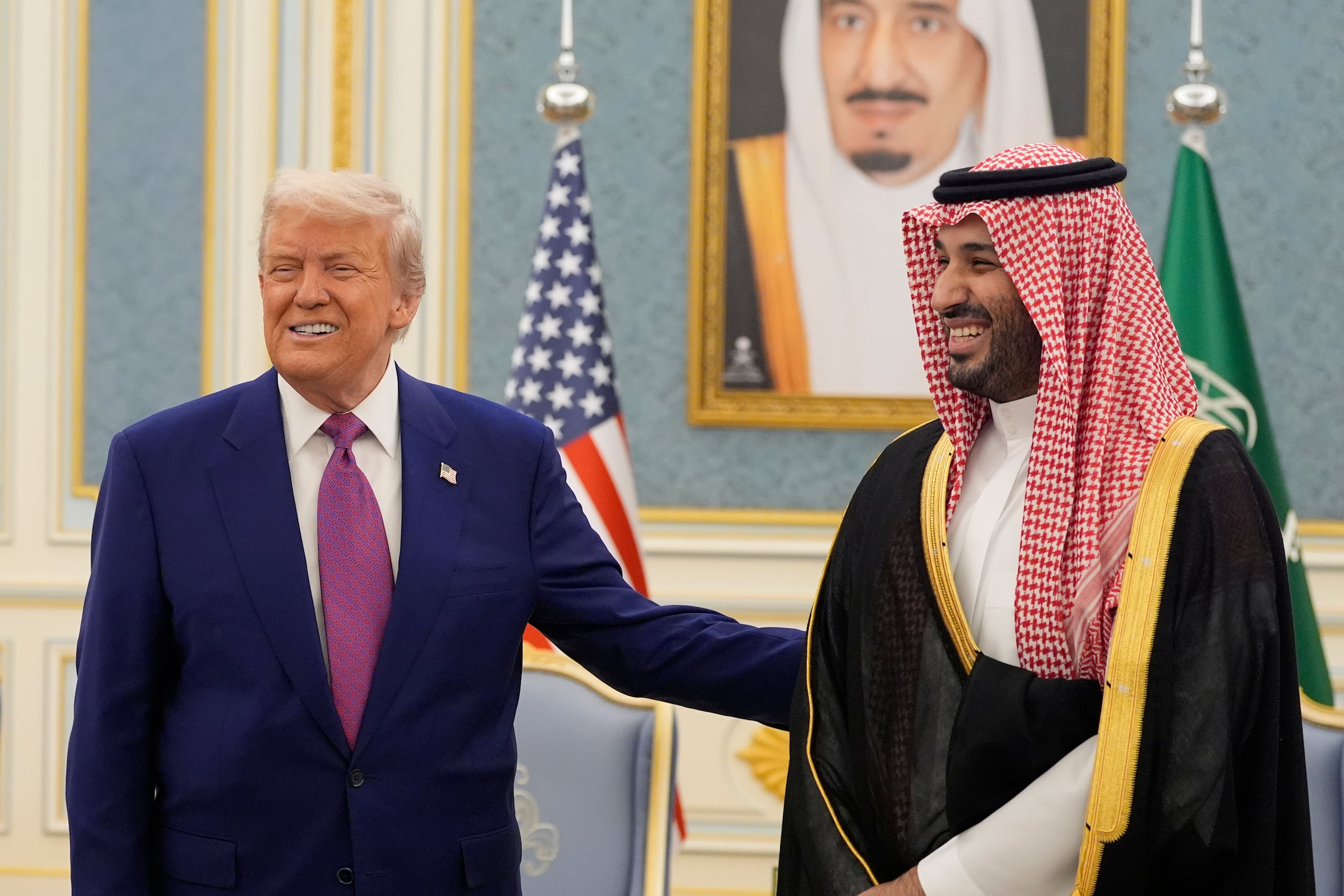 El presidente estadounidense Donald Trump y el príncipe saudí Mohammed bin Salman en Riad, Arabia Saudí, el 13 de mayo del 2025. (AP foto/Alex Brandon)