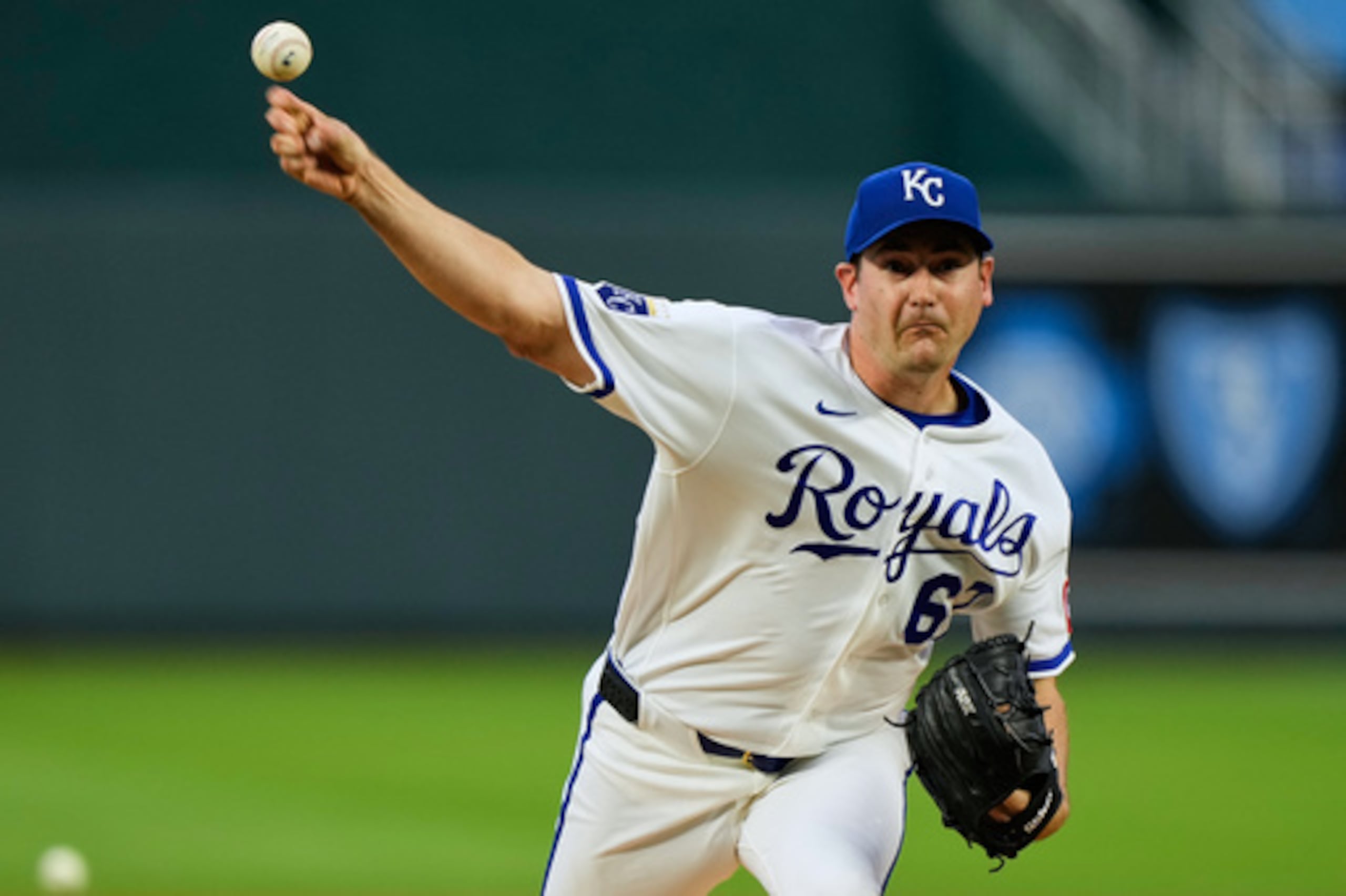 El lanzador inicial de los Reales de Kansas City, Seth Lugo, lanza durante la primera entrada de un partido de béisbol contra los Medias Blancas de Chicago, el jueves 9 de abril de 2026, en Kansas City, Mo. (AP Photo/Charlie Riedel)