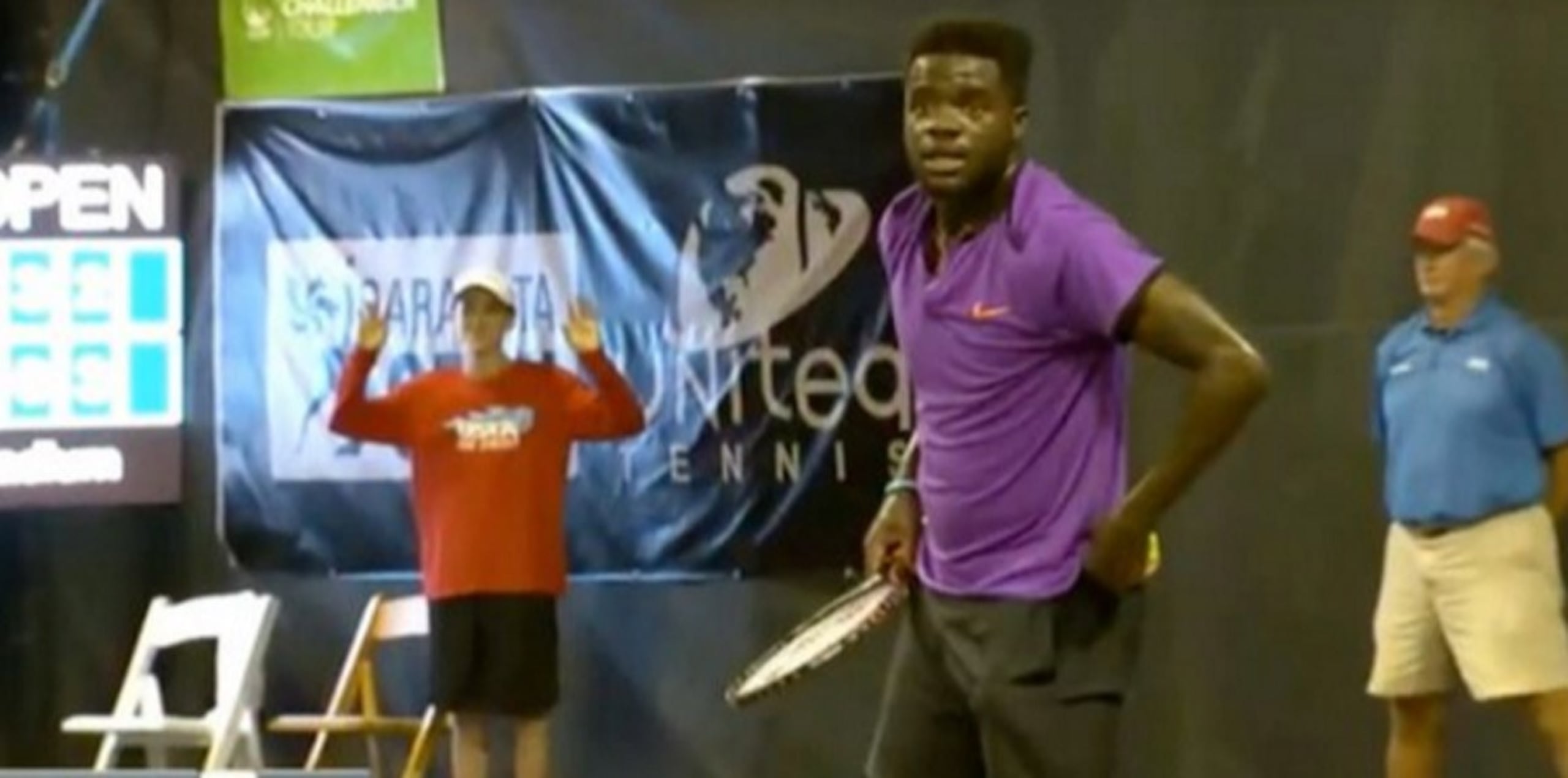Frances Tiafoe se disponía a hacer el saque frente a Mitchell Krueger en el Abierto de Sarasota cuando irrumpió en una sonrisa incrédula al escuchar los gemidos. (Captura/video)