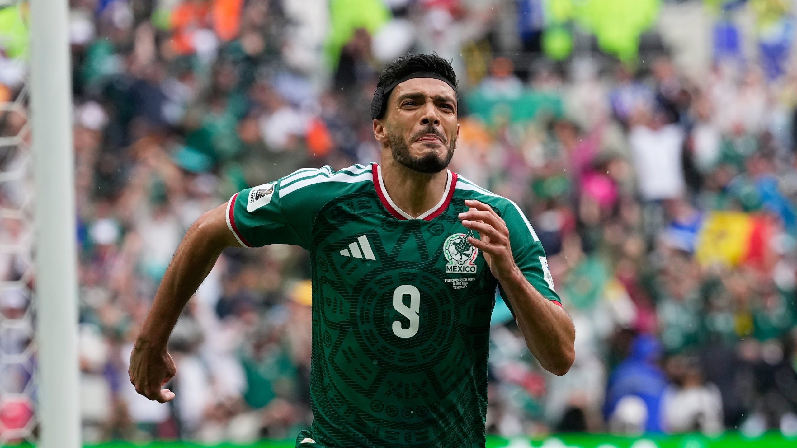 Raúl Jiménez, de México, celebra tras anotar un gol ante Sudáfrica en el Mundial.