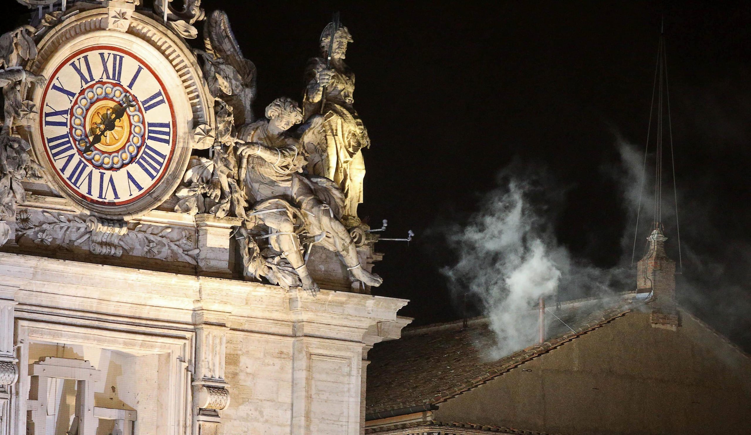La fumata blanca surge de la chimenea de la Capilla Sixtina en la segunda jornada de Cónclave en la ciudad del Vaticanoel 13 de marzo de 2013. (EFE/Alessandro Di Meo)