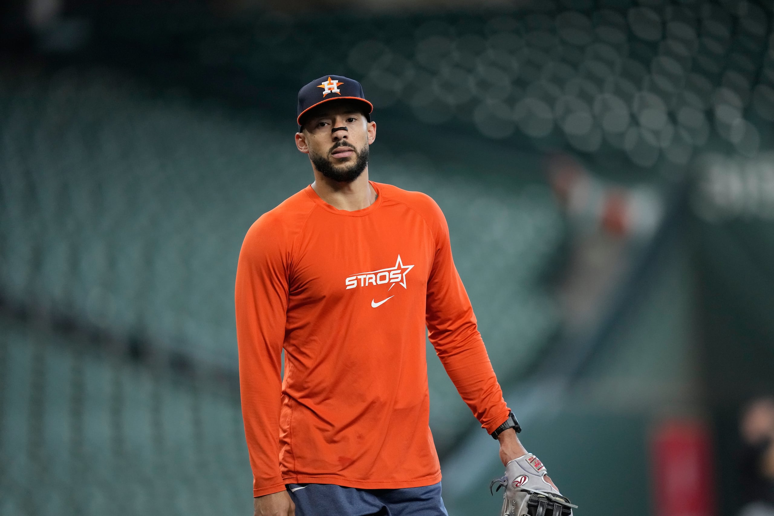 Carlos Correa camina en el terreno tras salir del dugout previo a un juego entre los Astros y los Whitesox el 3 de septiembre.