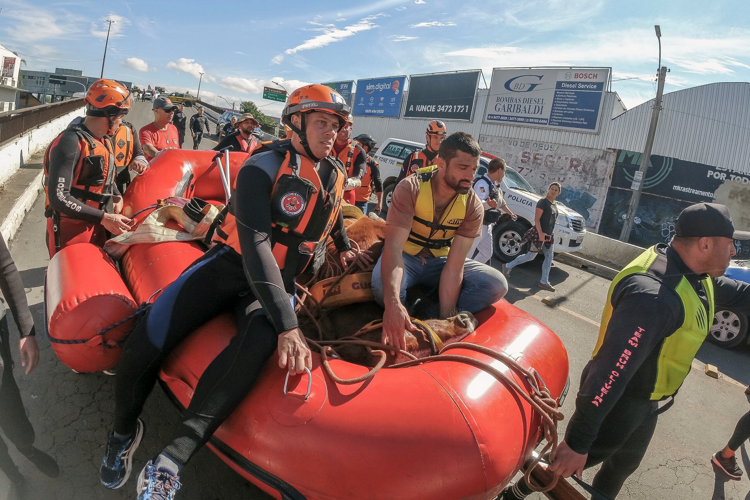 En la operación se utilizaron cuatro balsas inflables y cuatro embarcaciones de apoyo, junto con bomberos, soldados y otros voluntarios.
