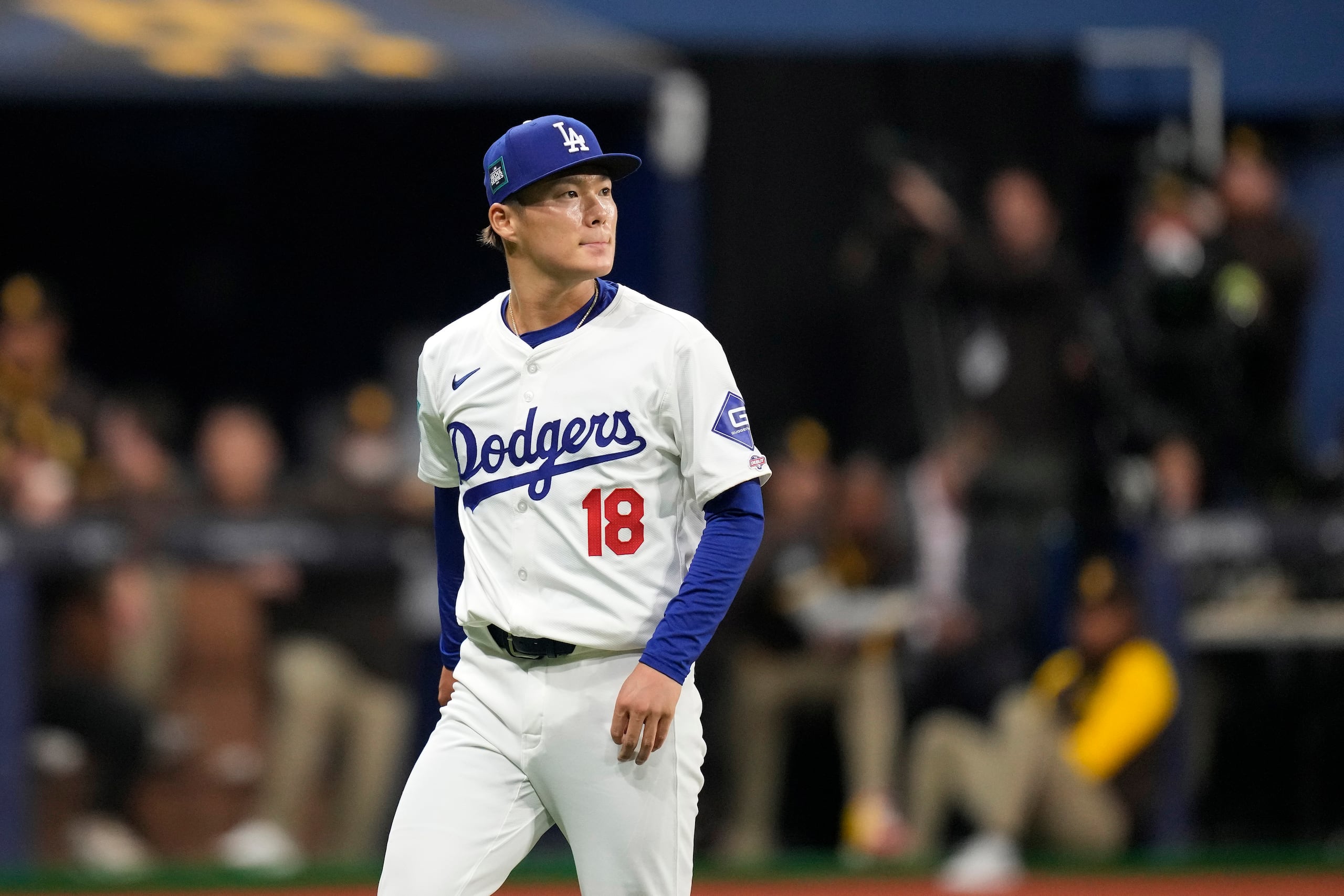 Yoshinobu Yamamoto de los Dodgers de Los Ángeles se retira del montículo durante el primer inning del juego ante los Padres de San Diego.