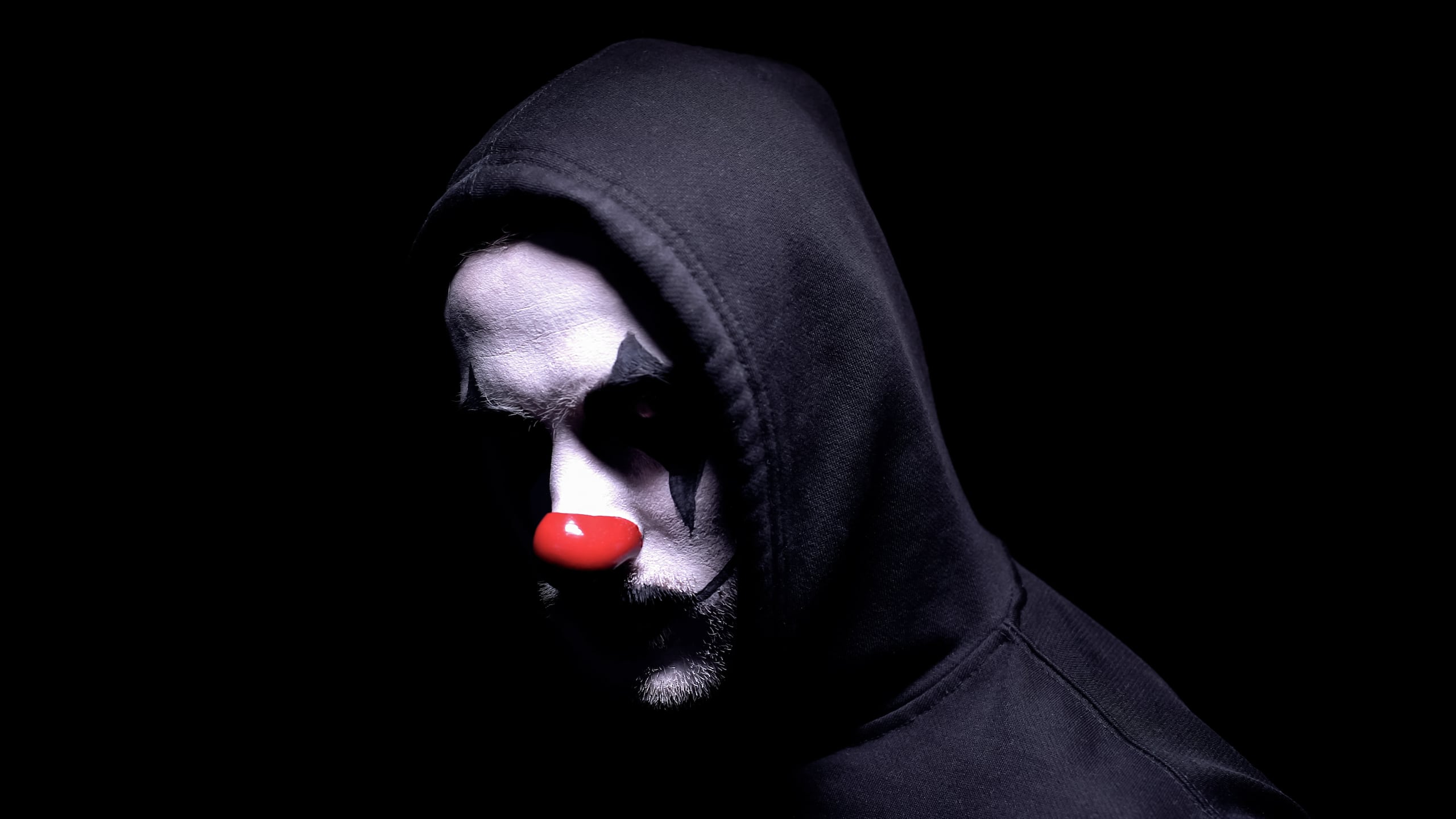 Según el informe policiaco, los asaltantes estaban vestidos de negro con máscaras de payaso.