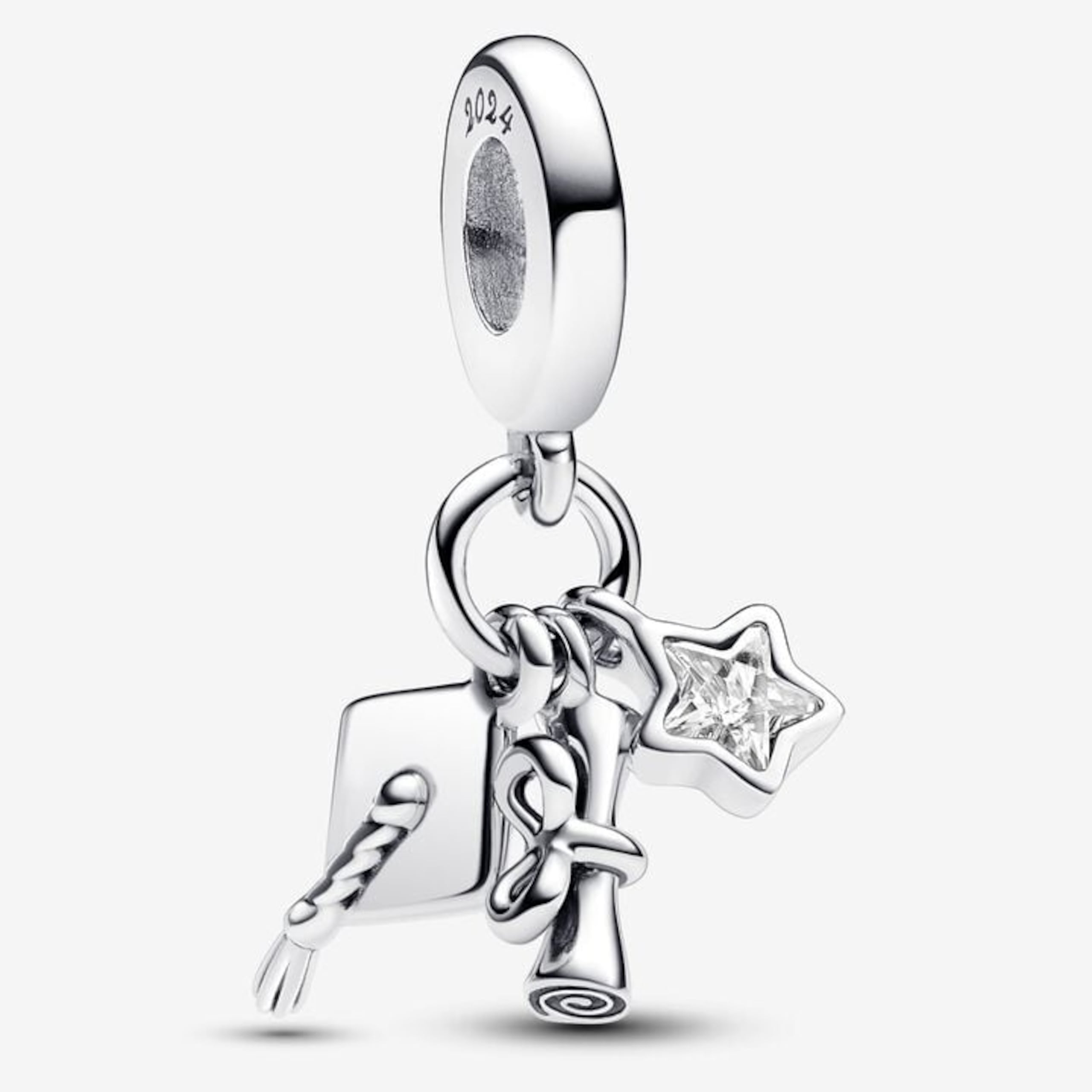 Pandora, primer nivel: Haz que este hito en la vida del estudiante sea una fecha inolvidable con este colgante triple de graduación 2024. Una circonita cúbica en forma de estrella brilla junto a un birrete colgante con un toque de borla y un pergamino detallado con una cinta con lazo.