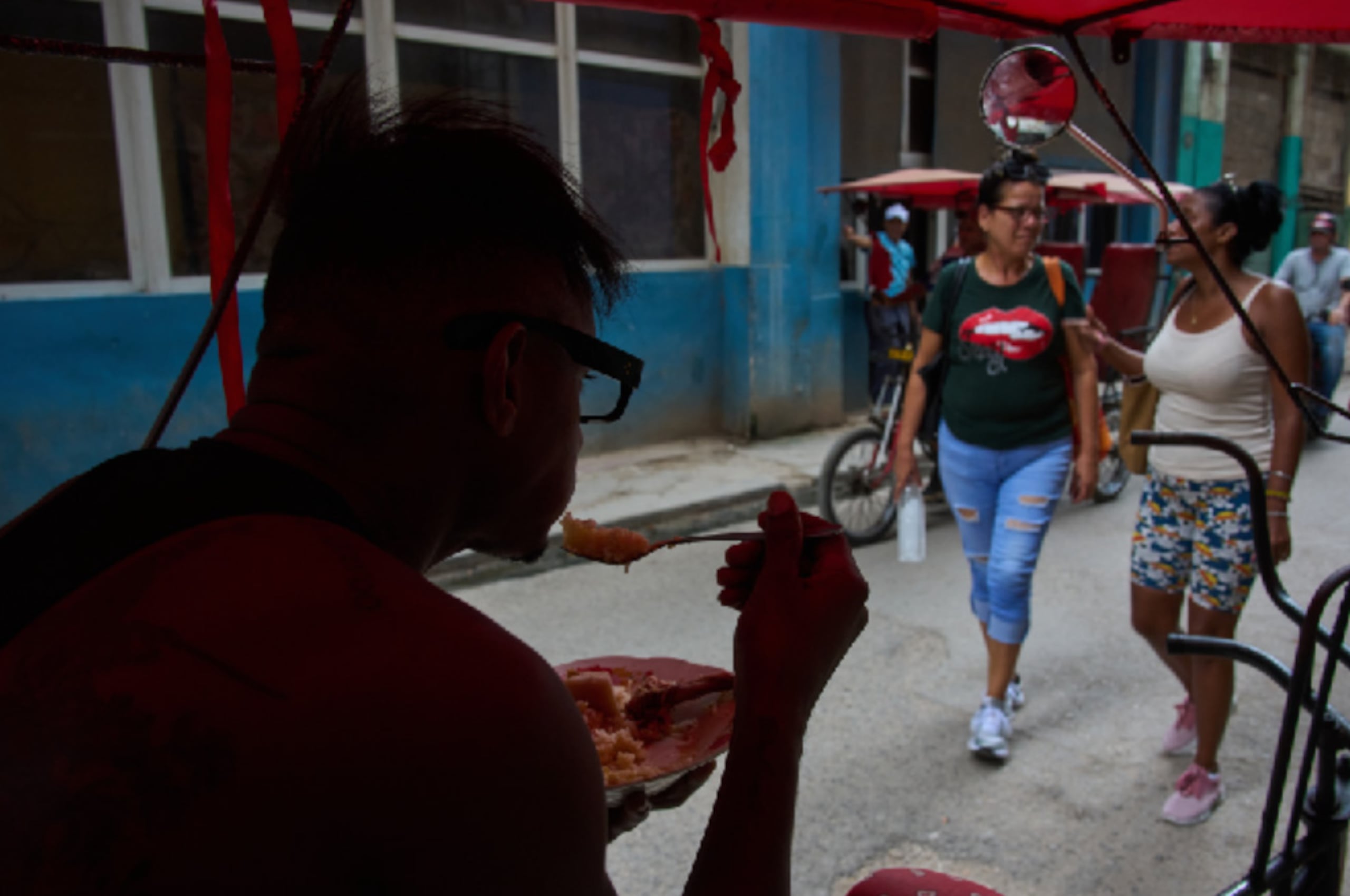 Un conductor de bicitaxi come desde su bicicleta durante un apagón en La Habana, Cuba, el lunes 6 de julio de 2026. (AP Foto/Ramón Espinosa)