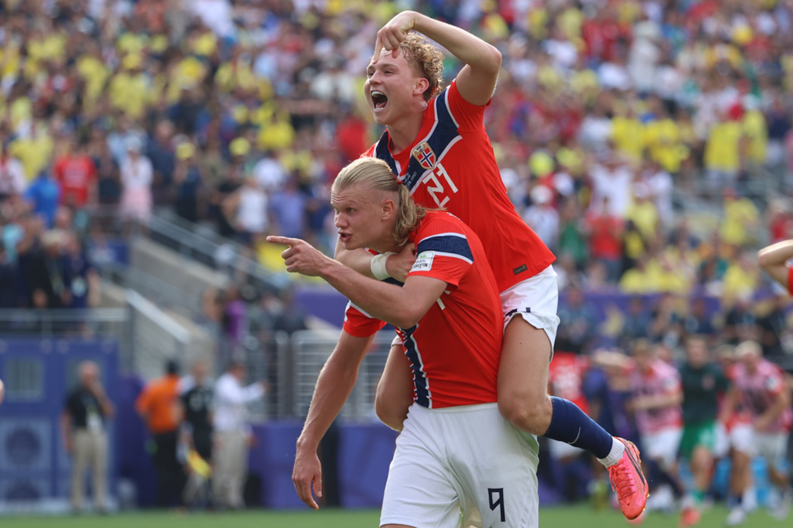 Erling Haaland (9) de Noruega celebra con Andreas Schjelderup (21) tras marcar el segundo gol durante el partido de octavos de final de la Copa Mundial entre Brasil y Noruega en East Rutherford, Nueva Jersey, cerca de Nueva York, el domingo 5 de julio de 2026. (Foto AP/Pamela Smith)