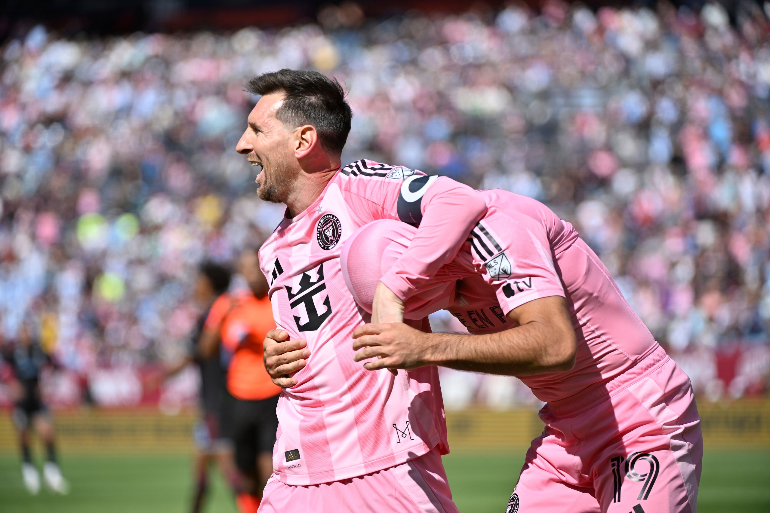 Los delanteros Lionel Messi y Germán Berterame del Inter Miami celebra el gol de Berterame en el encuentro de la MLS ante el Colorado Rapids el sábado 18 de abril del 2026. (AP Foto/Geneva Heffernan)