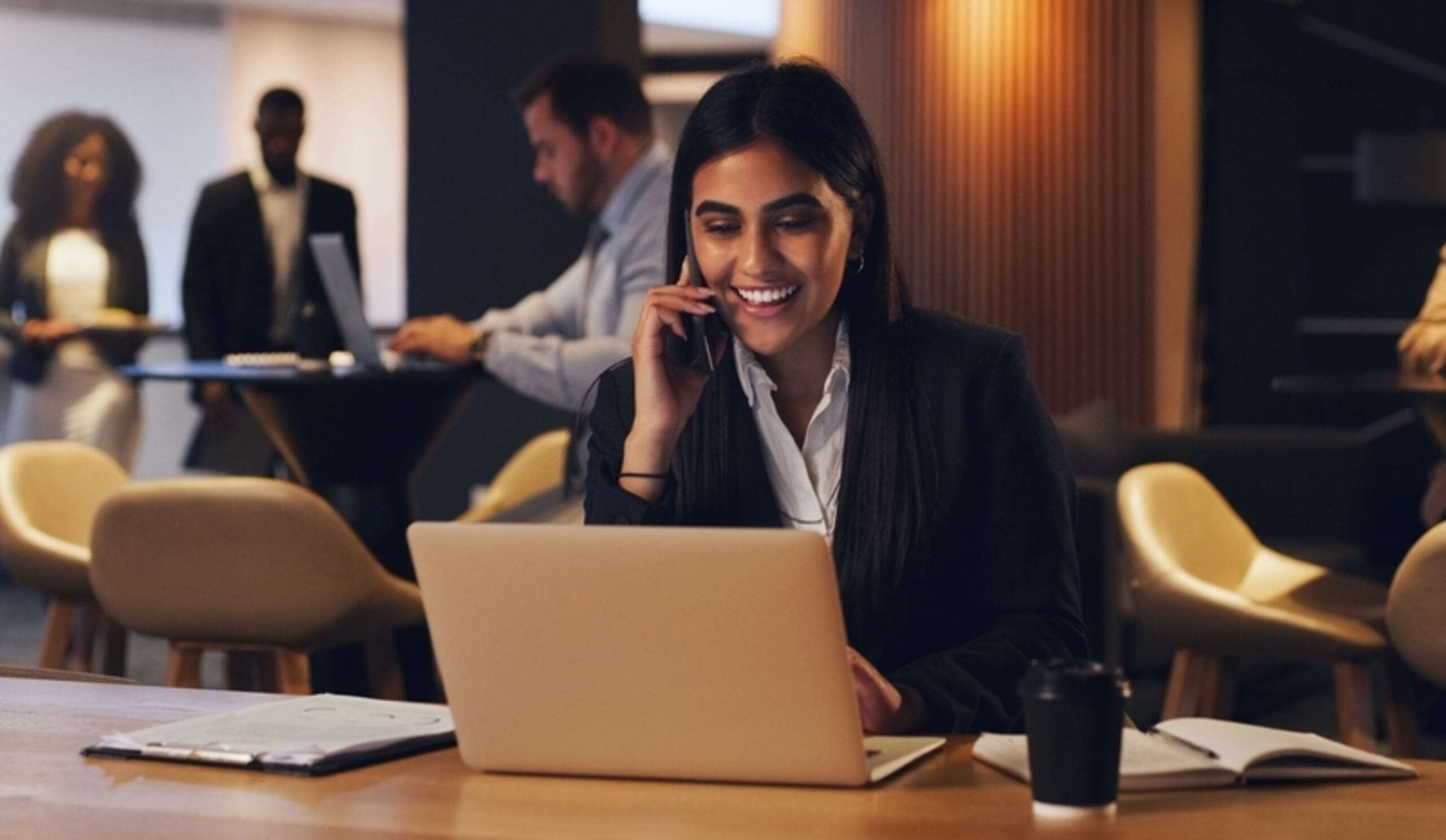 Los espacios de cotrabajo son lugares con oficinas compartidas y privadas equipadas, que se pueden alquilar a corto plazo y donde personas de distintas empresas trabajan juntas.