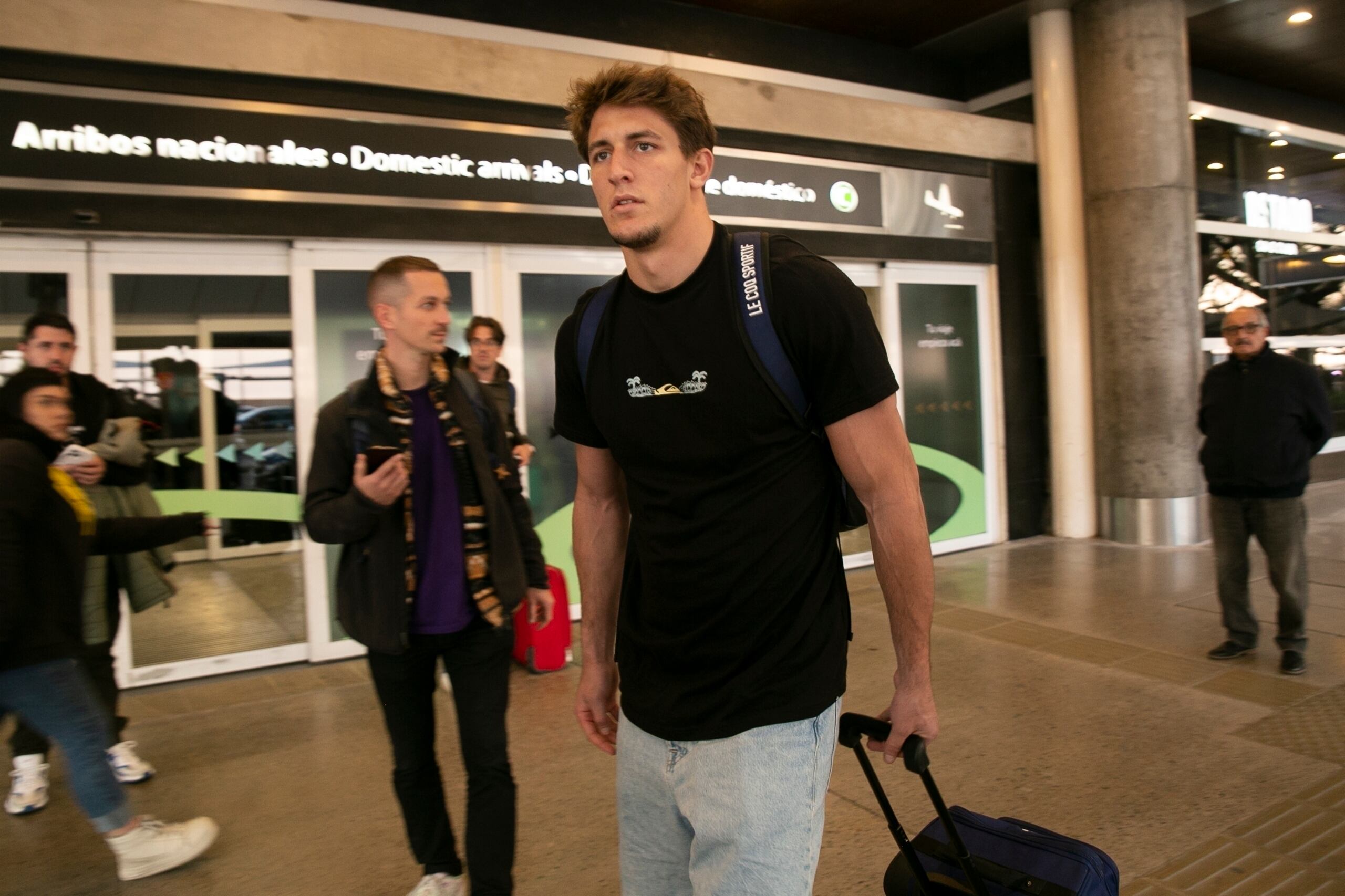 El rugbier francés Oscar Jegou llega al aeropuerto de Buenos Aires procedente de Mendoza el martes 27 de agosto de 2024. Junto a su compañero Hugo Auradou fueron arrestados acusados de violación de una mujer tras el partido de Francia contra Los Pumas jugado en Mendoza el pasado 6 de julio. (AP Foto/Virginia Chaile)