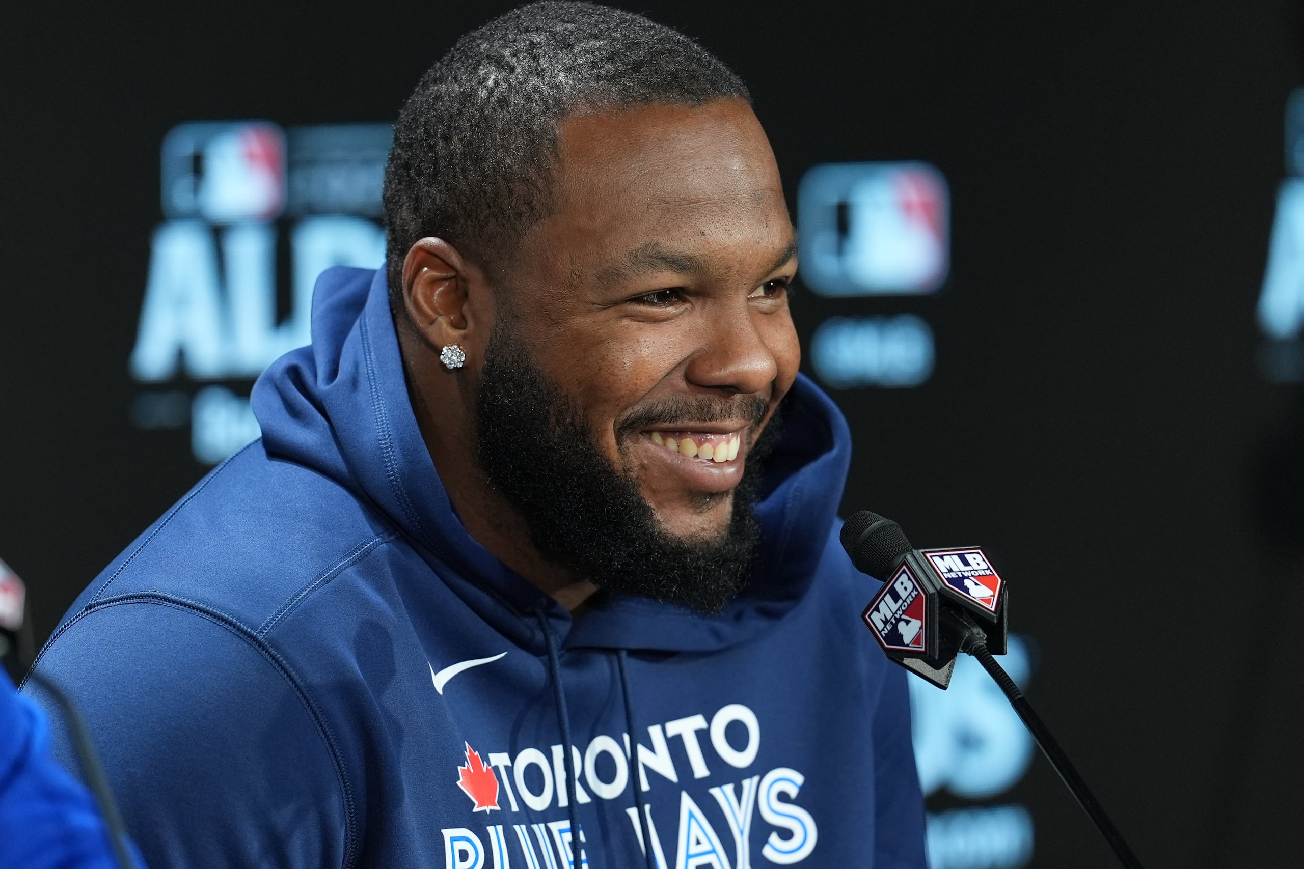 Vladimir Guerrero Jr. de los Blue Jays de Toronto durante una rueda de prensa en el Yankee Stadium de Nueva York, el lunes 6 de octubre de 2025. (AP Foto/Seth Wenig)