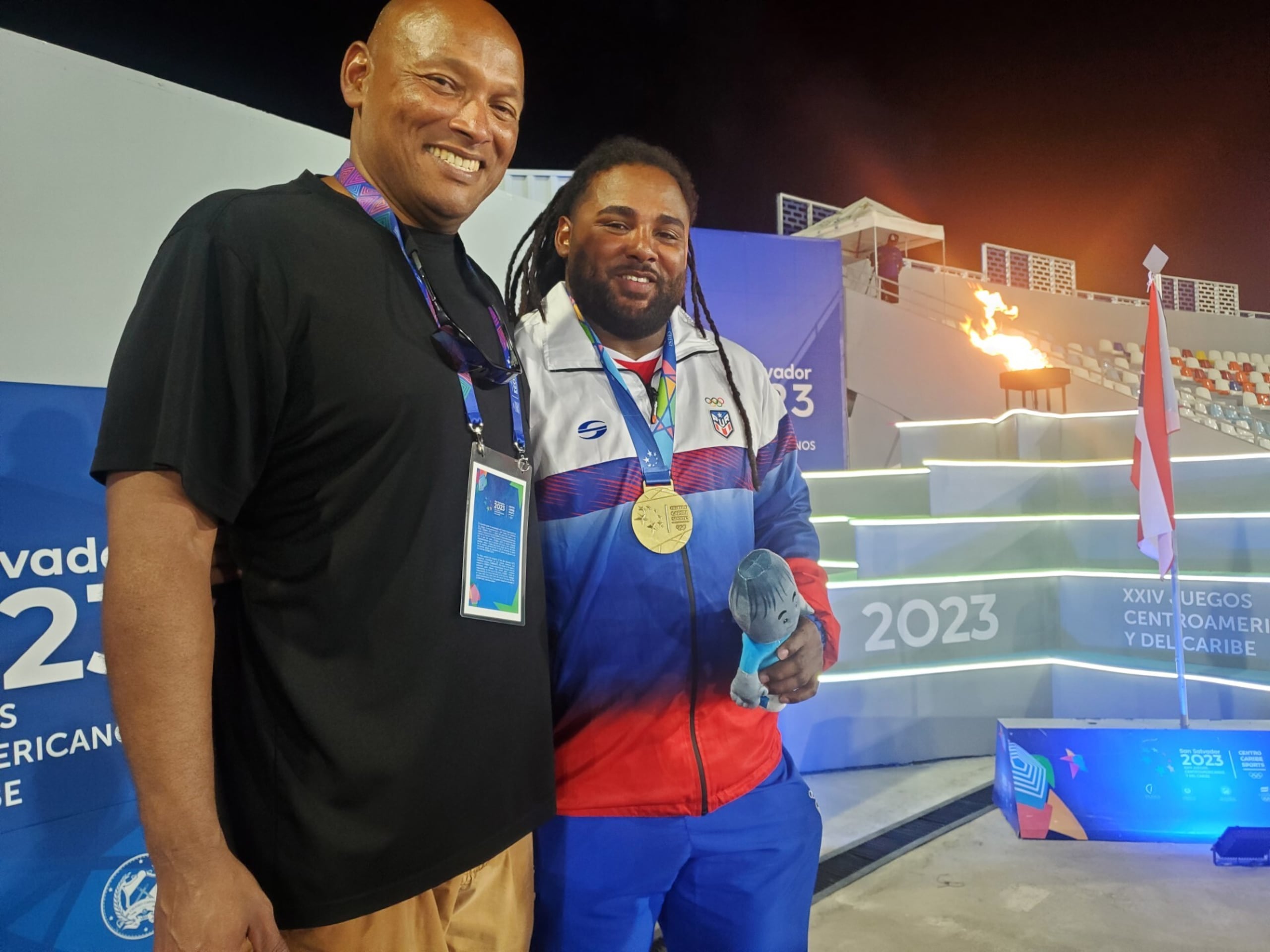 Santos Vega ganó oro en San Salvador 2002 y ahora su hijo Jerome Vega lo ha emulado en San Salvador 2023.