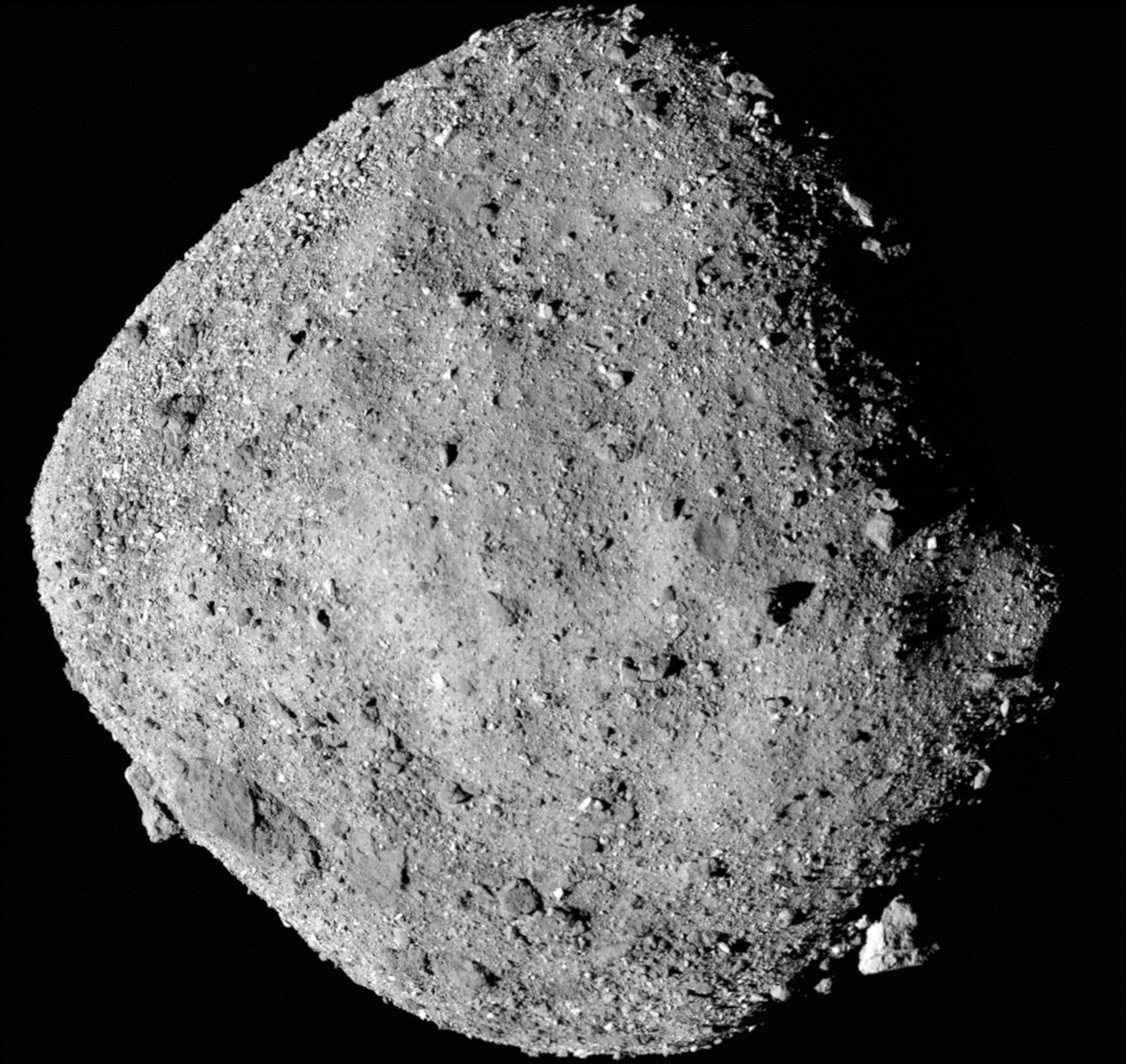 Fotografía cedida por la NASA de una imagen en mosaico del asteroide Bennu que se compone de 12 imágenes PolyCam recopiladas el 2 de diciembre por la nave espacial OSIRIS-REx desde un rango de 15 millas (24 km). EFE/NASA/Goddard/Universidad de Arizona