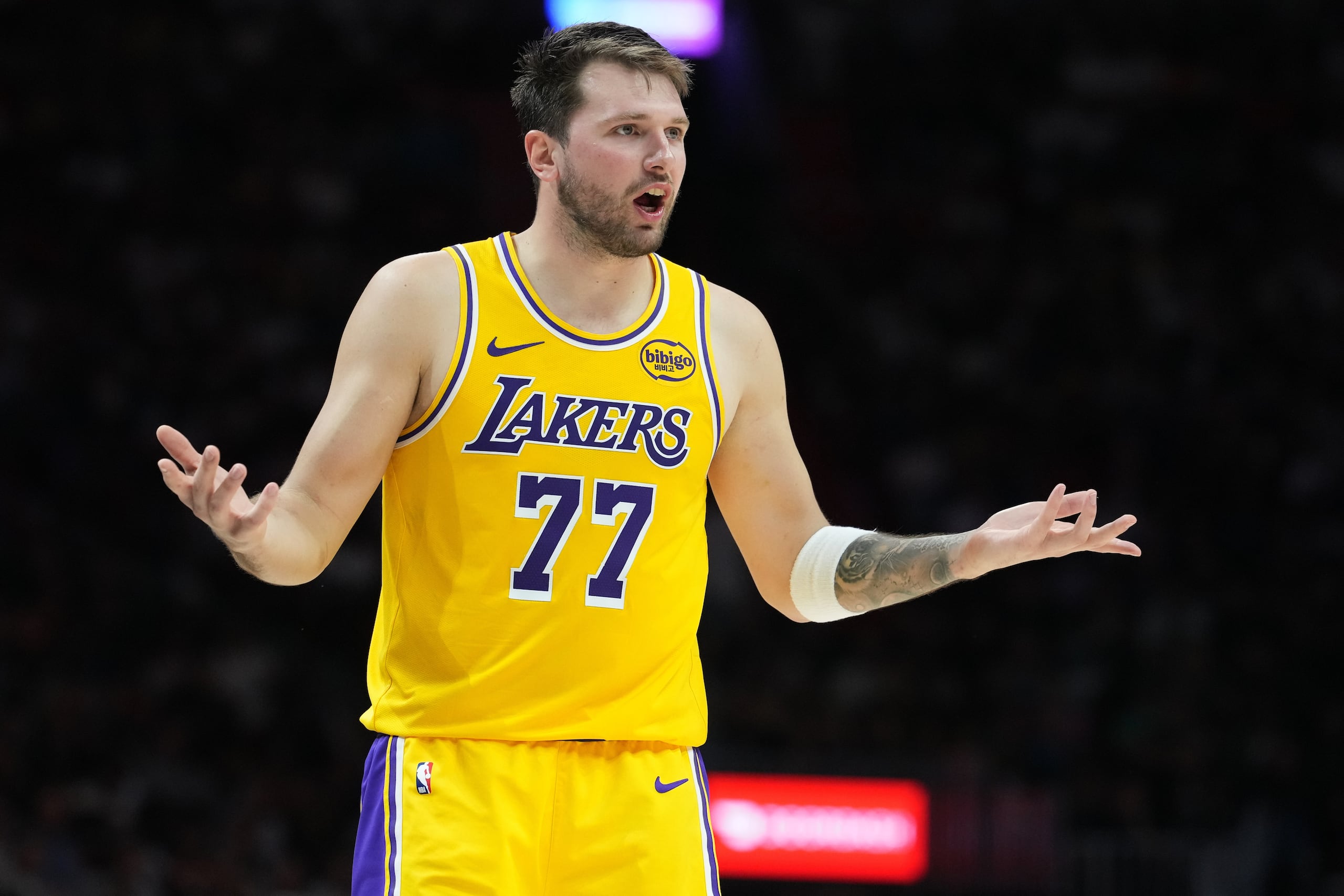 Luka Doncic (77), de los Lakers de Los Ángeles discute una marcación durante la segunda mitad del juego de baloncesto de la NBA contra el Heat de Miami, el jueves 19 de marzo de 2026, en Miami. (AP Foto/Lynne Sladky)