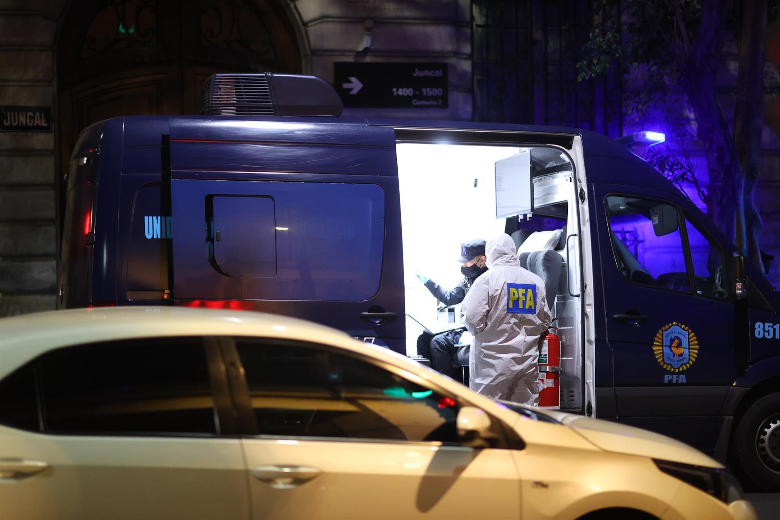 En medio de las corridas de los estudiantes, un empleado del establecimiento educativo se abalanzó sobre el agresor y logró quitarle el arma. (Archivo)