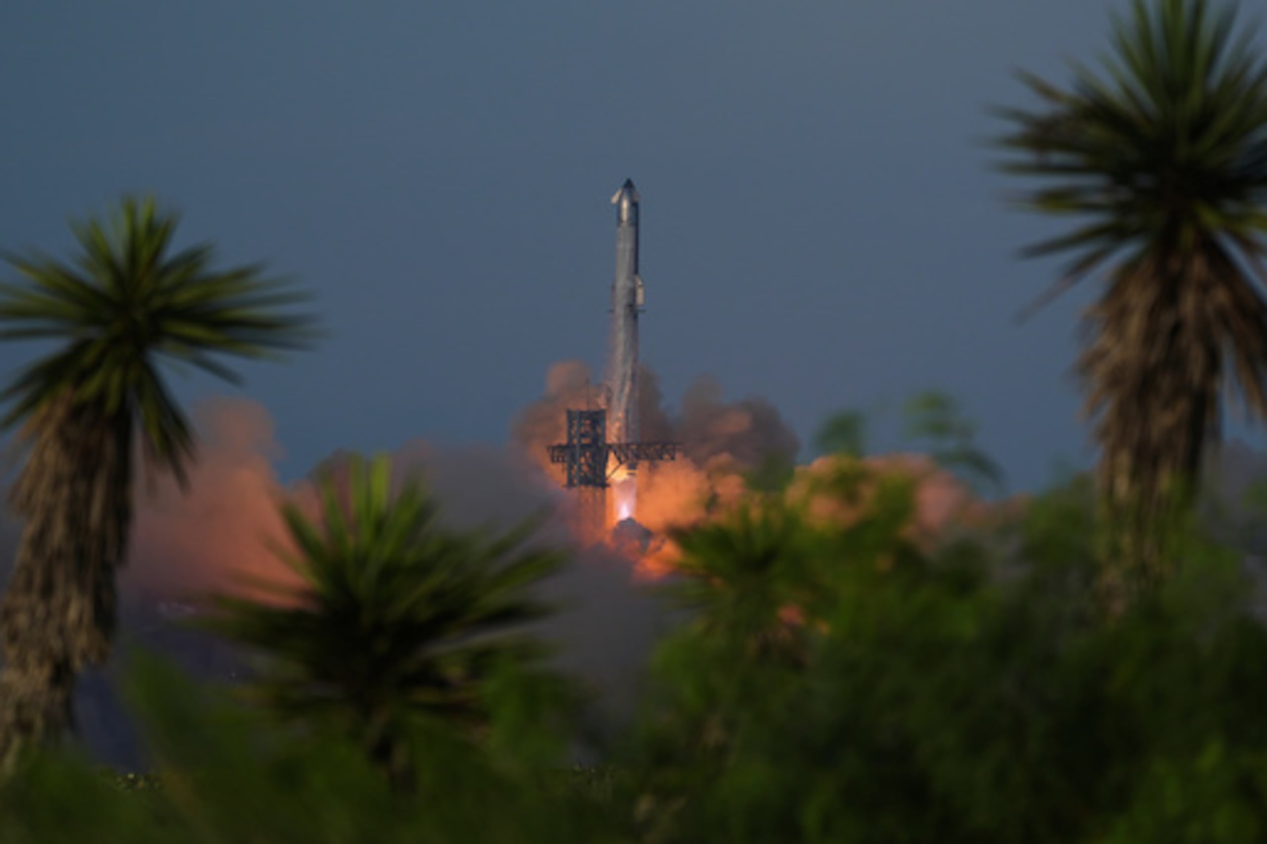 El Starship continuó orbitando la Tierra —pasando de la luz del día en Texas a la noche y de regreso al día— antes del amerizaje planeado.